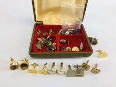 A COLLECTION OF ASSORTED CUFFLINKS TO INCLUDE VINTAGE SILVER EXAMPLES AND A PAIR INSET WITH BLUE