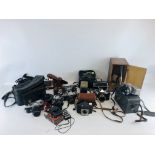 A COLLECTION OF VINTAGE PHOTOGRAPHIC EQUIPMENT TO INCLUDE KODAK 'BROWNIE' CRESTA,