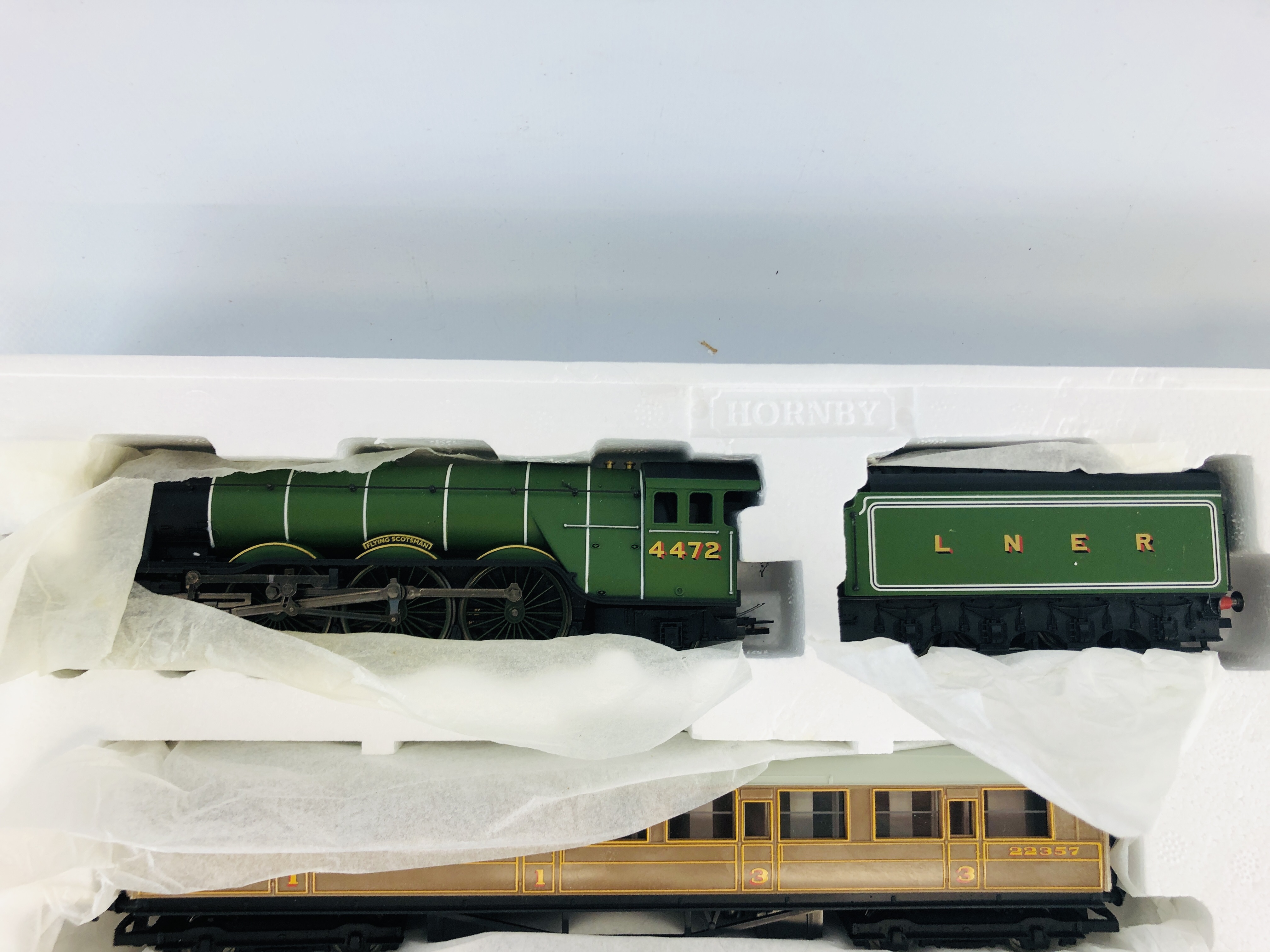 A BOXED HORNBY 00 GAUGE "FLYING SCOTSMAN" TRAIN SET. - Image 6 of 6