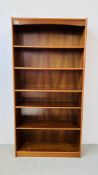 A TEAK FINISH FIVE TIER ADJUSTABLE BOOK SHELF, W 90CM X D 28CM X H 181CM.