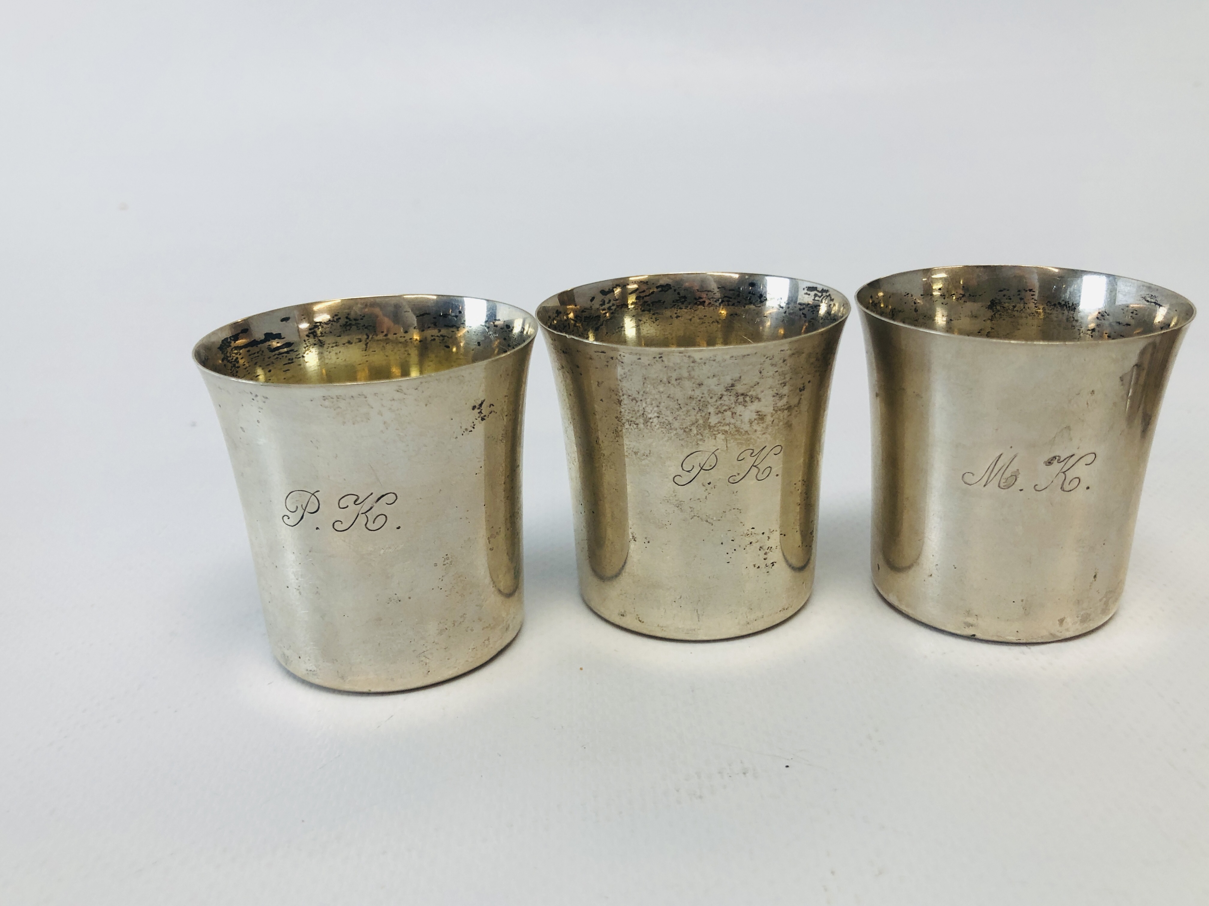 A SET OF FIVE CONTINENTAL WHITE METAL CUPS OF INVERTED BELL SHAPE DECORATED DANCING FIGURES BETWEEN - Image 6 of 10