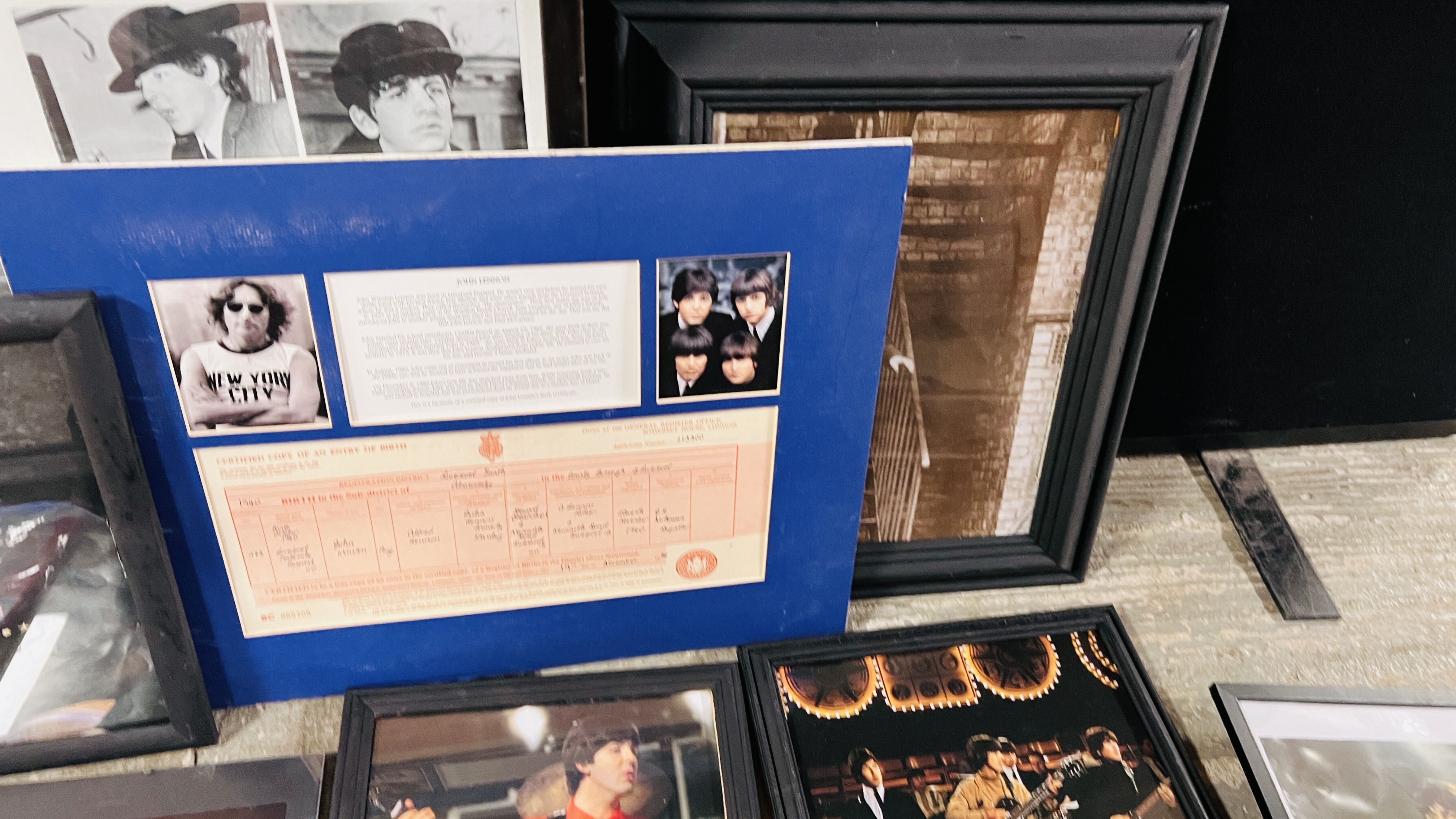 A COLLECTION OF MUSIC MEMORABILIA TO INCLUDE FRAMED PICTURES AND PRINTS JOHN LENNON AND THE BEATLES - Image 5 of 8