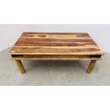 A MANGO WOOD COFFEE TABLE 120CM X 60CM X 39CM HEIGHT