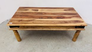 A MANGO WOOD COFFEE TABLE 120CM X 60CM X 39CM HEIGHT