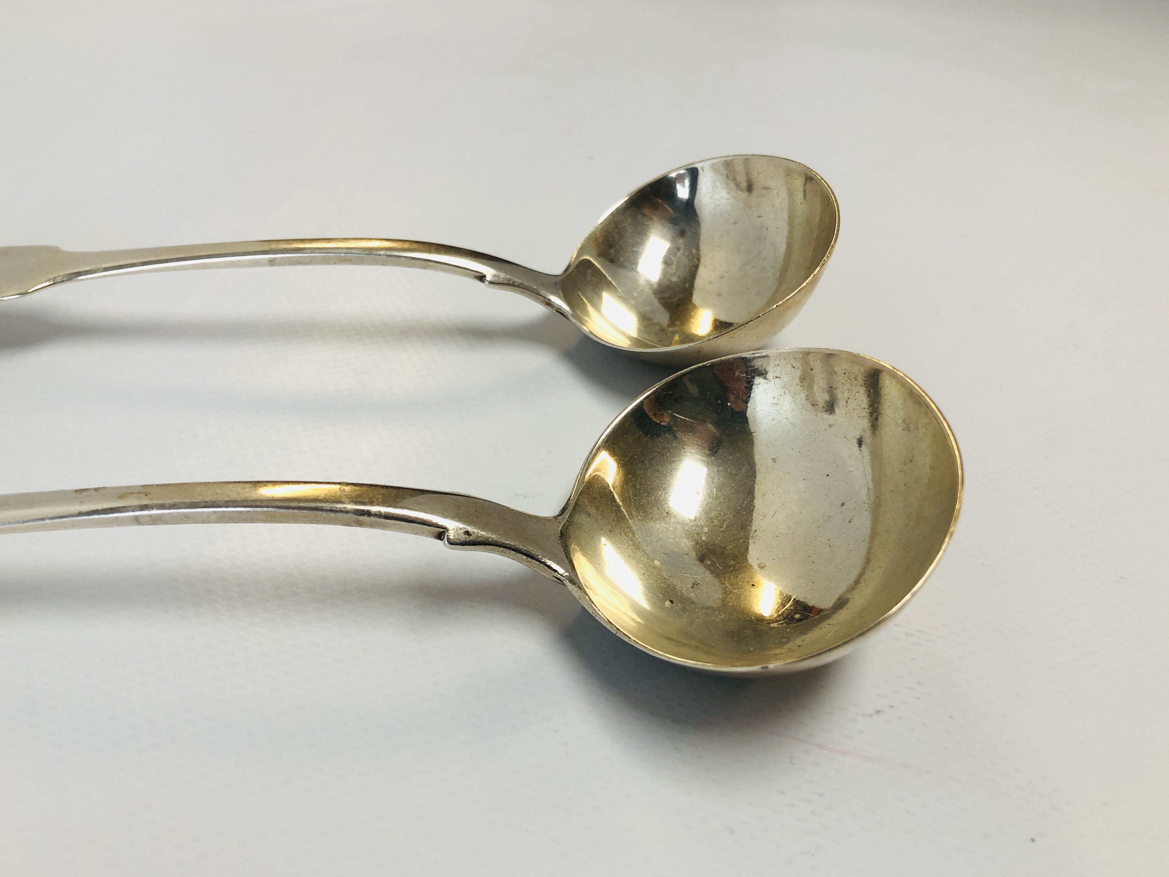 A PAIR OF VICTORIAN SILVER SAUCE LADLES FIDDLE PATTERN LONDON 1845 GEORGE ADAMS, L 17.75CM. - Image 2 of 5