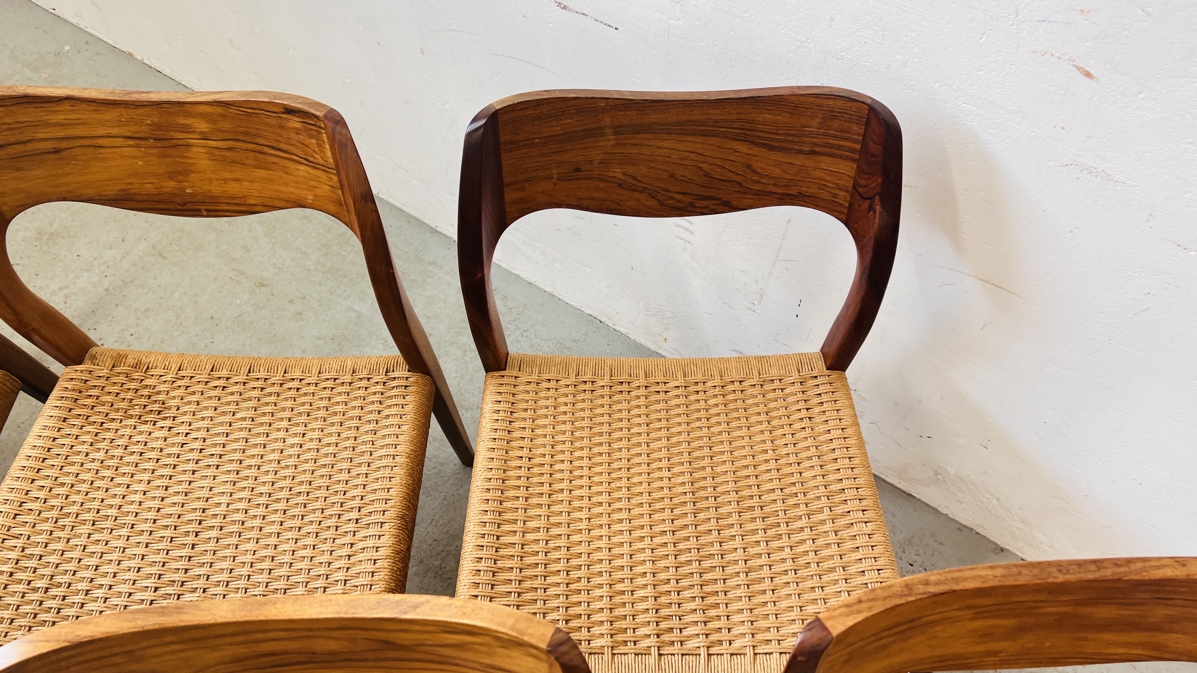 A SET OF TEN VINTAGE MID CENTURY NIELS MOLLER BY J L MOLLER MODEL 71 ROSEWOOD DINING CHAIRS WITH - Image 27 of 48