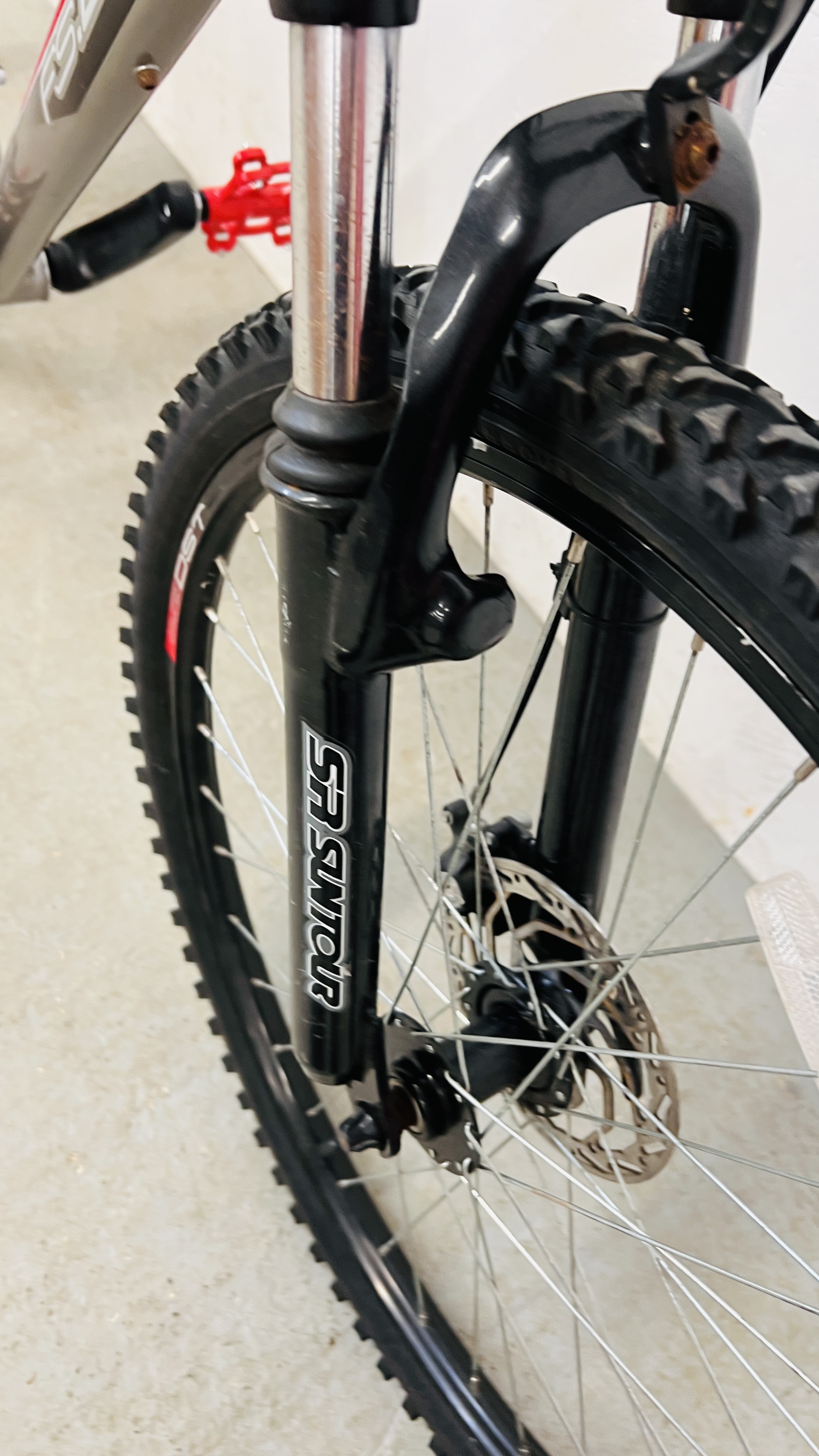 AN APOLLO FS.26 SE GENTS 21 SPEED DISC BREAK MOUNTAIN BIKE. - Image 4 of 16