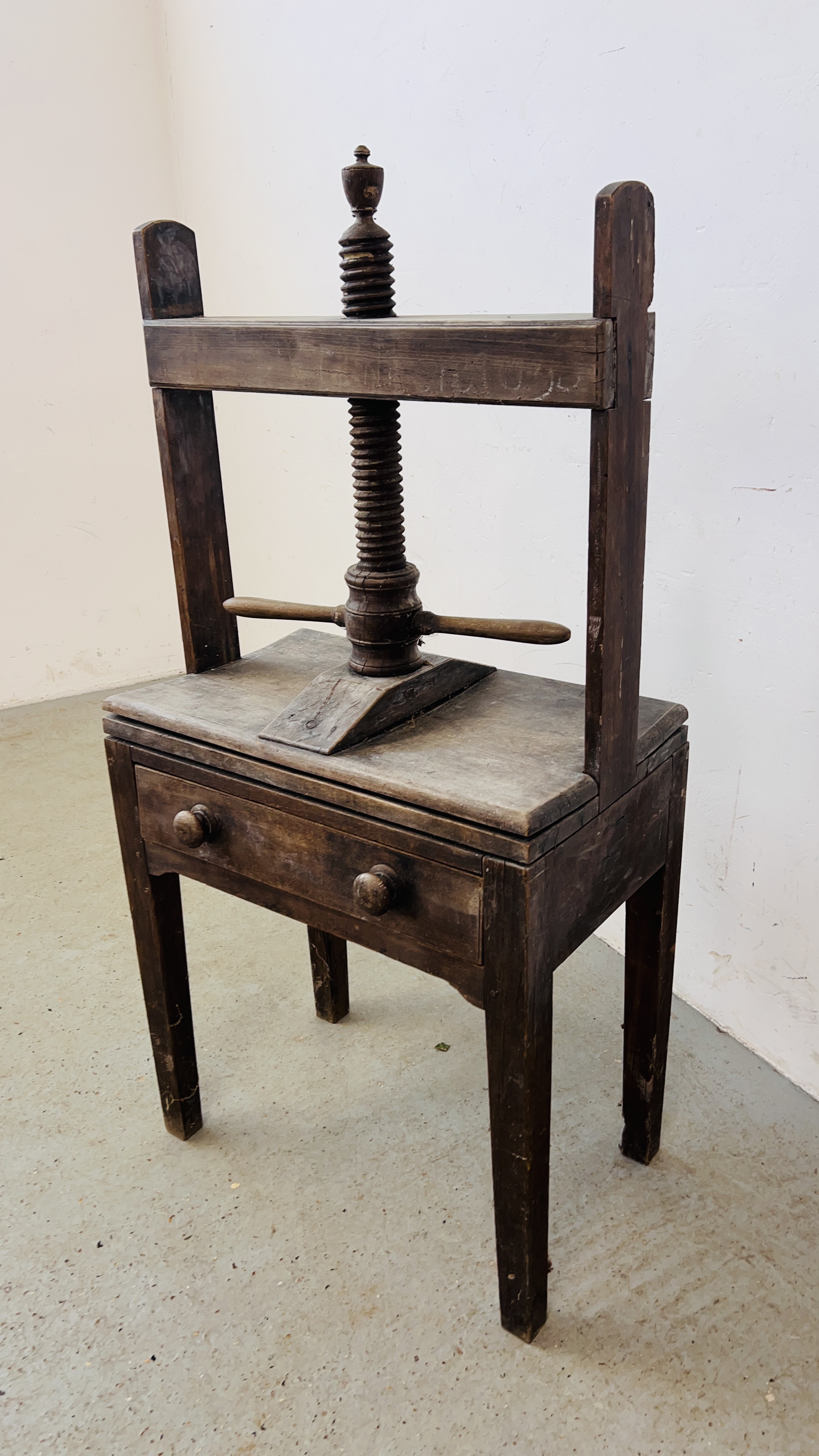 AN ANTIQUE OAK PRESS WITH SINGLE DRAWER. - Image 2 of 8