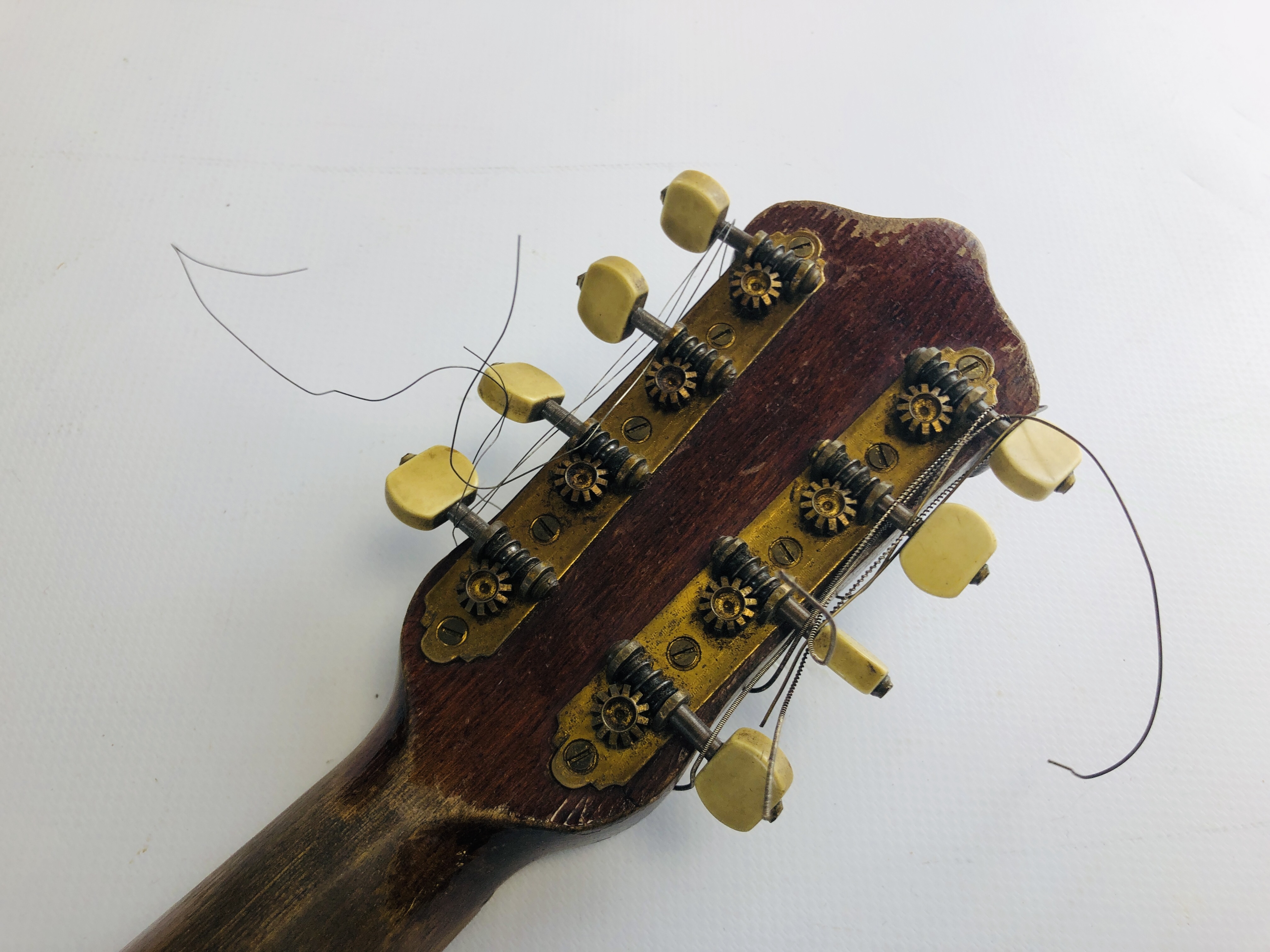 AN ANTIQUE MANDOLIN MARKED BELL-TONE PAT APPLD FOR "SBANA" REGD. IN FITTED CASE - L 60CM. - Image 5 of 9