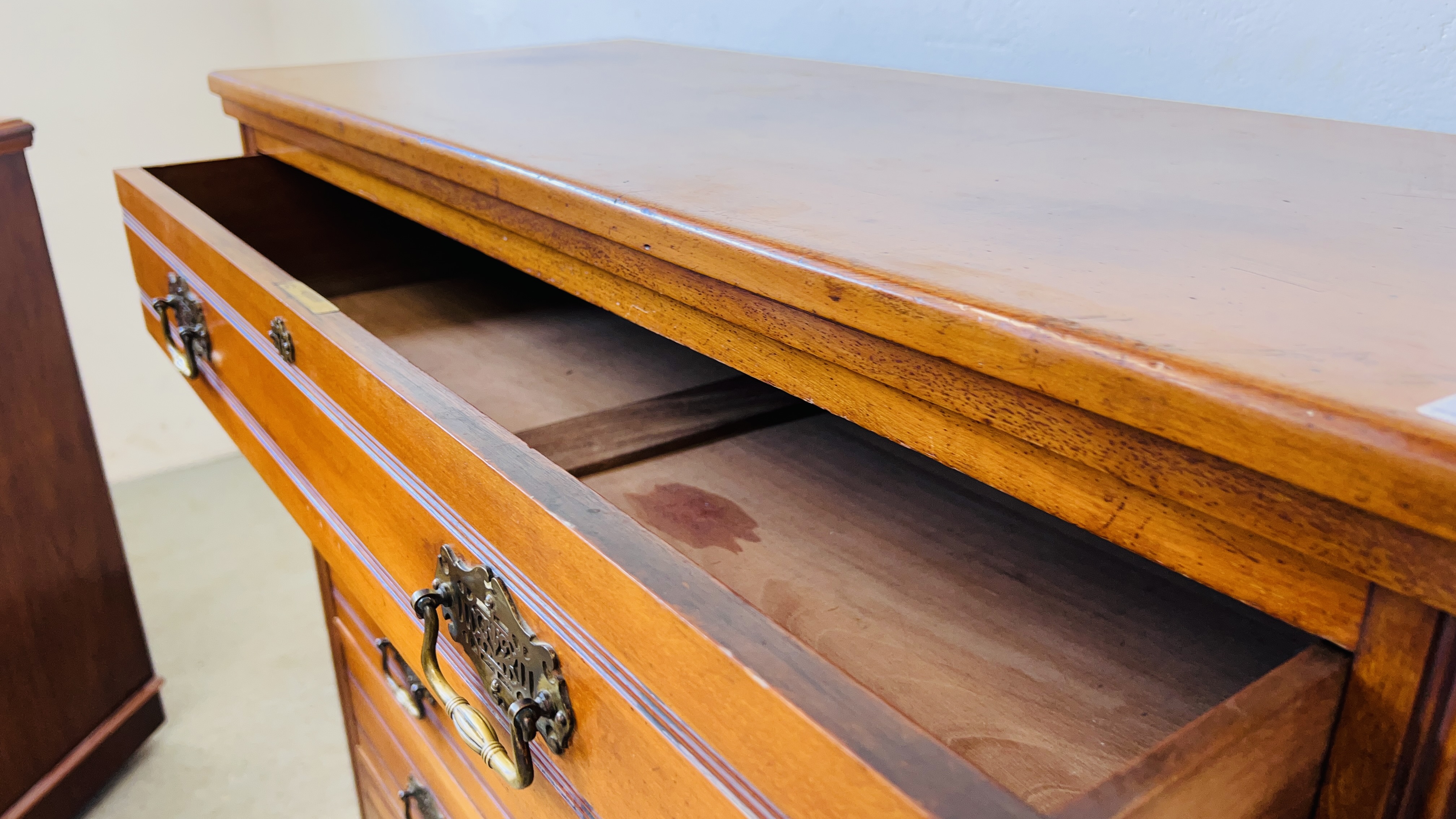 AN EDWARDIAN AMERICAN WALNUT 6 DRAWER CHEST WITH BRASS PLATE HANDLES W 112CM. D 46CM. H 118CM. - Image 10 of 14