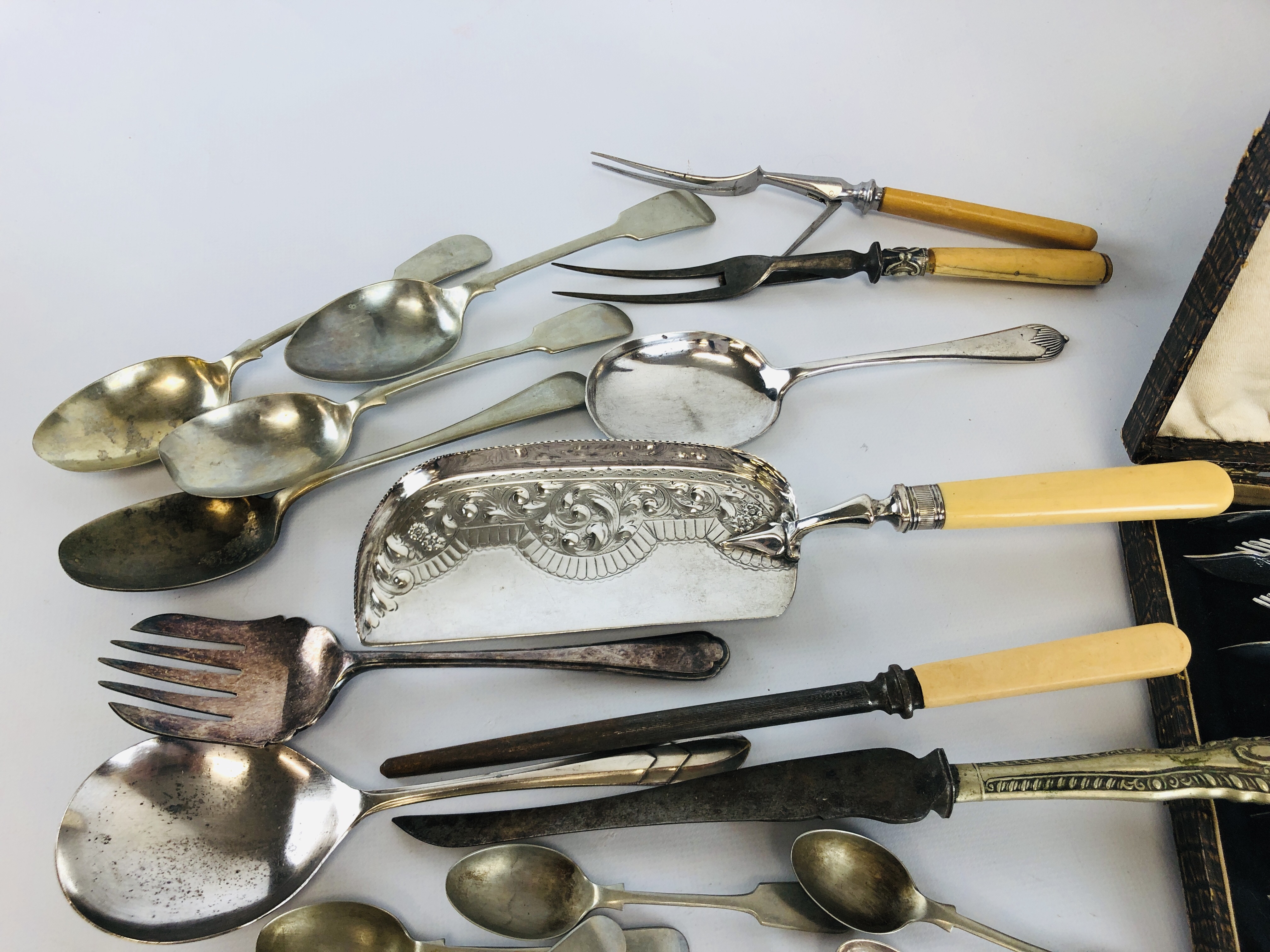 A QUANTITY OF ASSORTED PLATED AND WHITE METAL CUTLERY, CAKE SLICE, 6 SERVIETTE RINGS, - Image 9 of 10