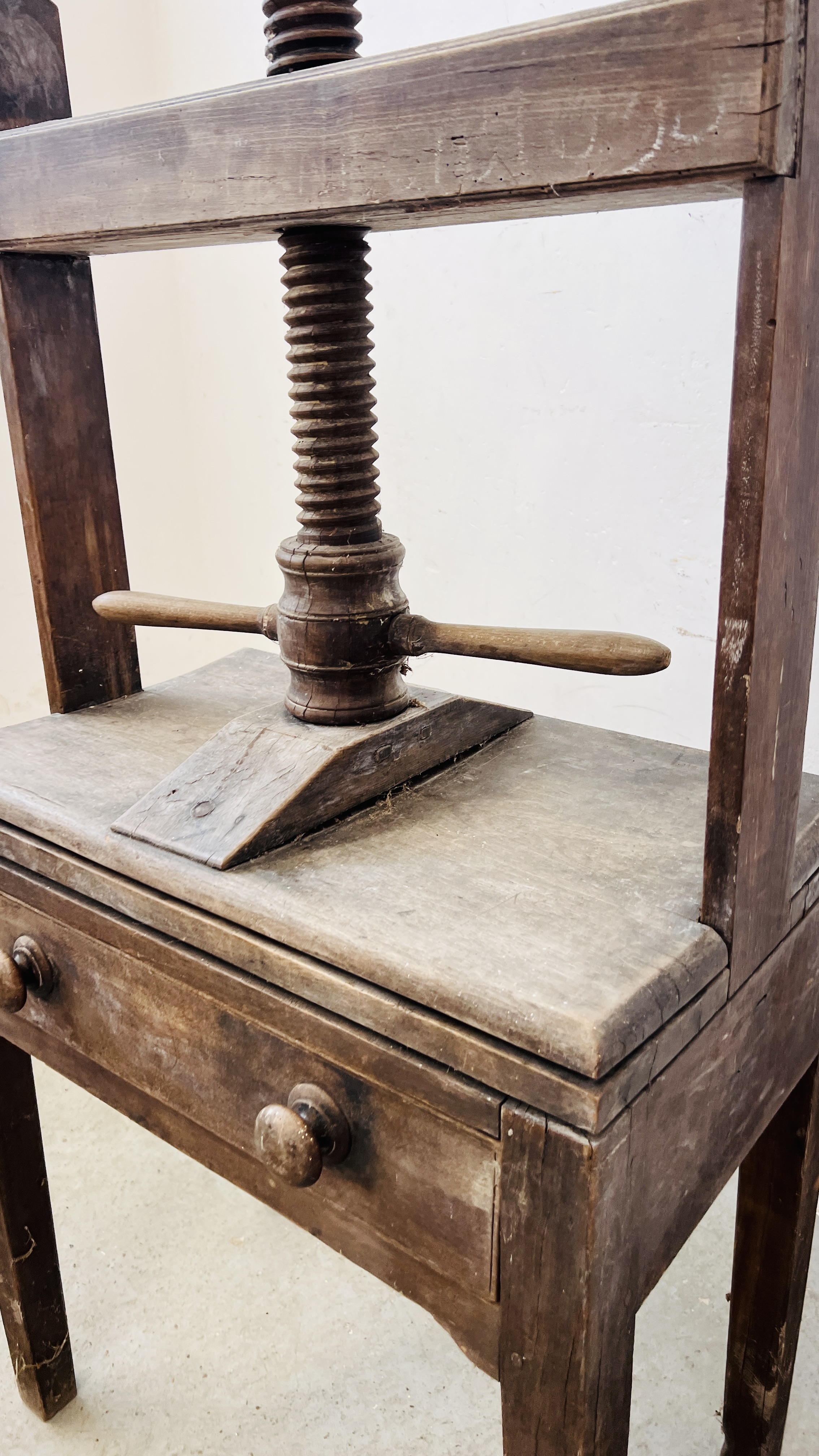 AN ANTIQUE OAK PRESS WITH SINGLE DRAWER. - Image 3 of 8