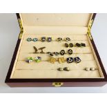 A JEWELLERY CASE AND CONTENTS TO INCLUDE A COLLECTION OF MASONIC CUFFLINKS ETC.