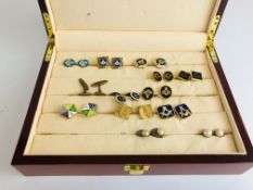 A JEWELLERY CASE AND CONTENTS TO INCLUDE A COLLECTION OF MASONIC CUFFLINKS ETC.