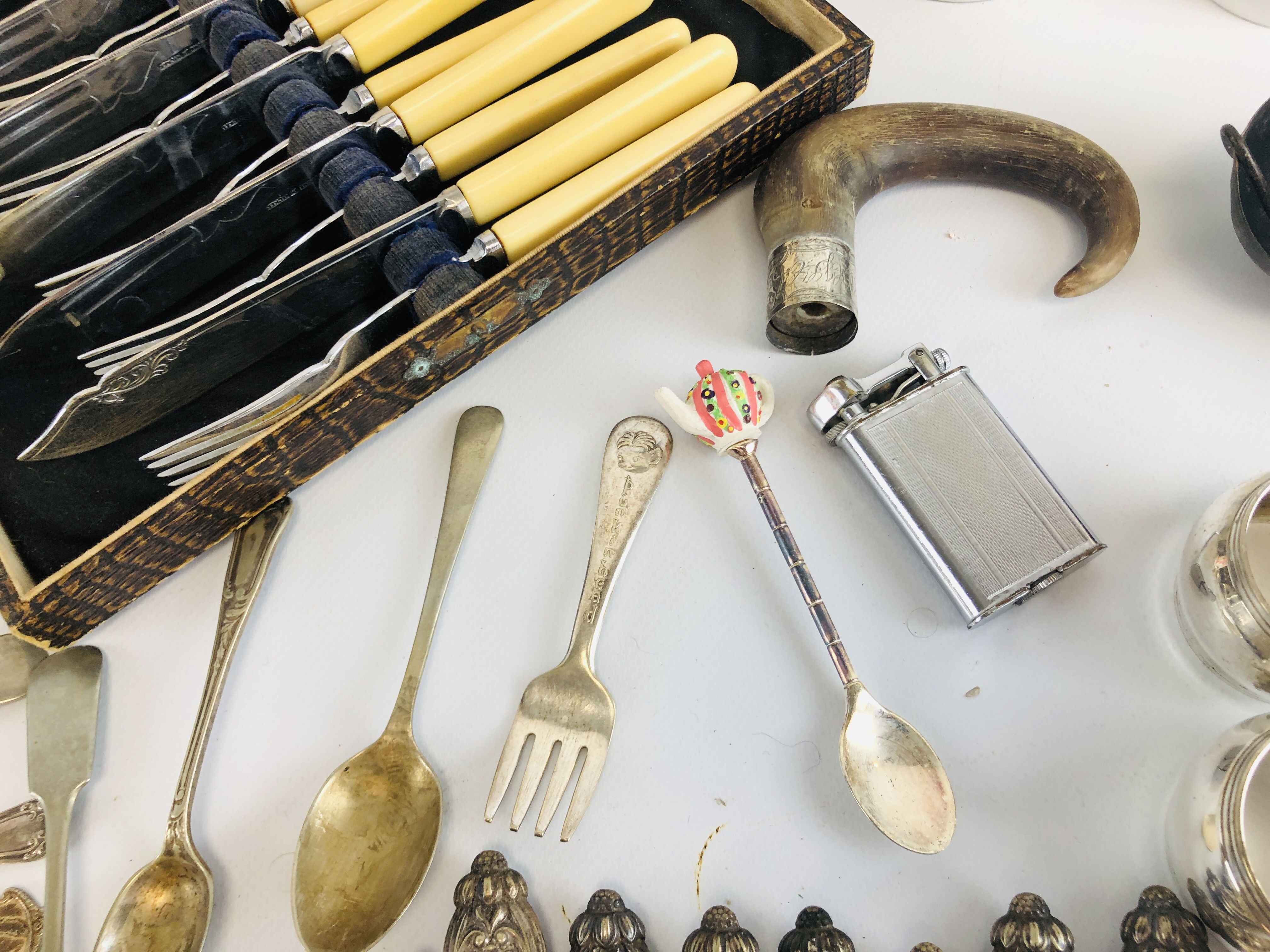 A QUANTITY OF ASSORTED PLATED AND WHITE METAL CUTLERY, CAKE SLICE, 6 SERVIETTE RINGS, - Image 7 of 10