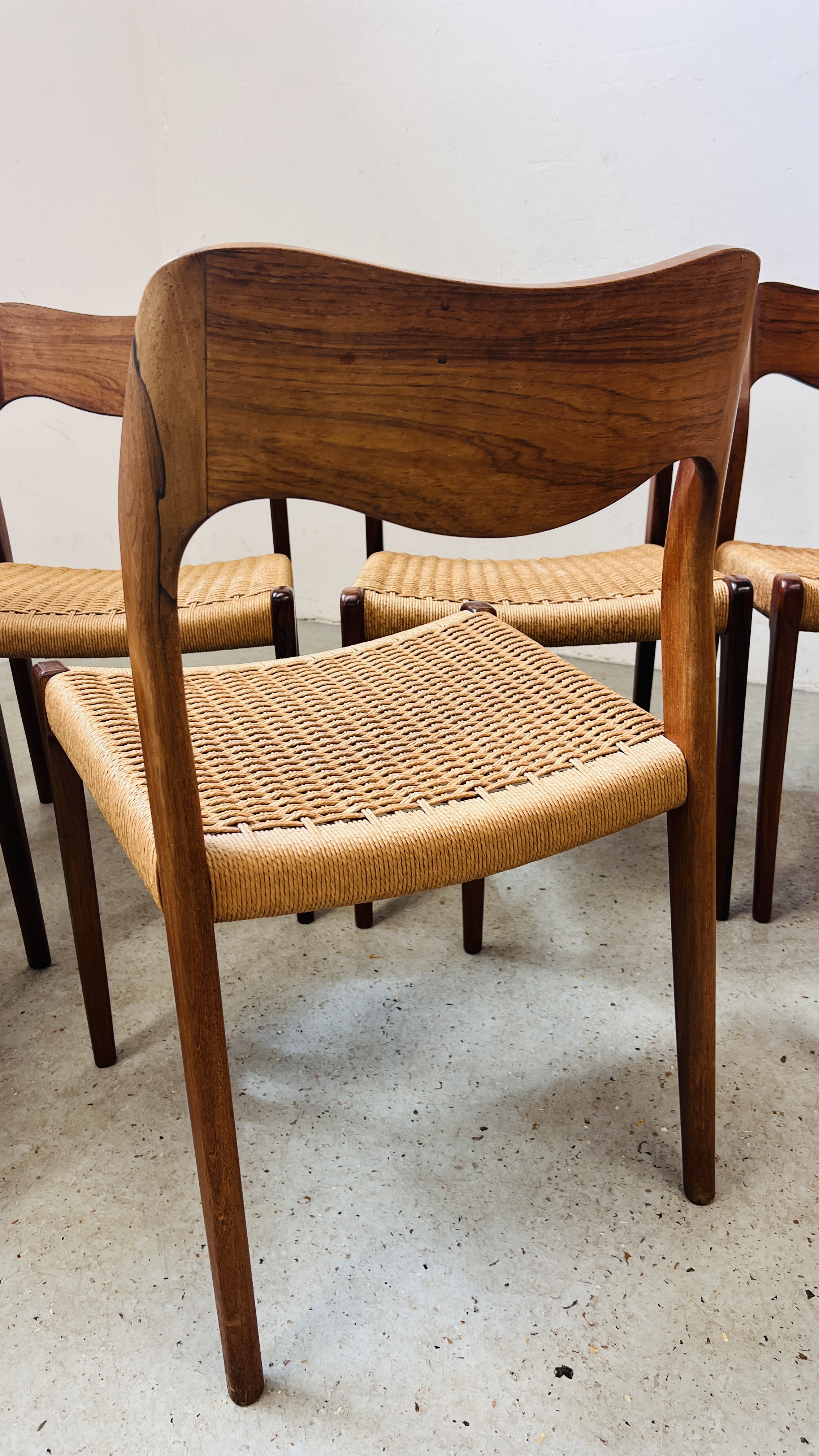 A SET OF TEN VINTAGE MID CENTURY NIELS MOLLER BY J L MOLLER MODEL 71 ROSEWOOD DINING CHAIRS WITH - Image 38 of 48