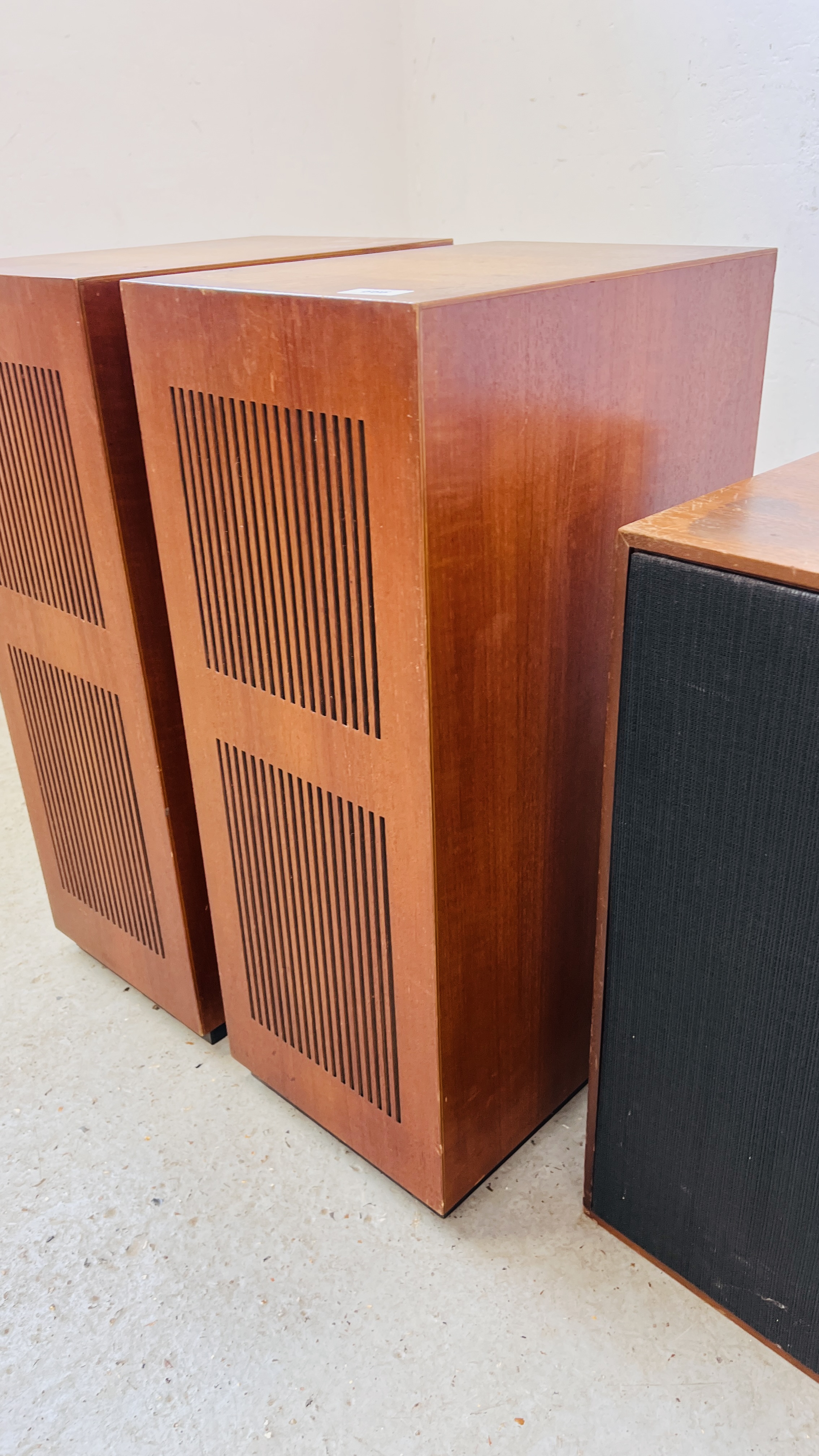 A PAIR OF HMU 2406 SPEAKERS ALONG WITH A PAIR OF VINTAGE WOODEN CASED DYNATRON LS200 SPEAKERS - - Image 6 of 10