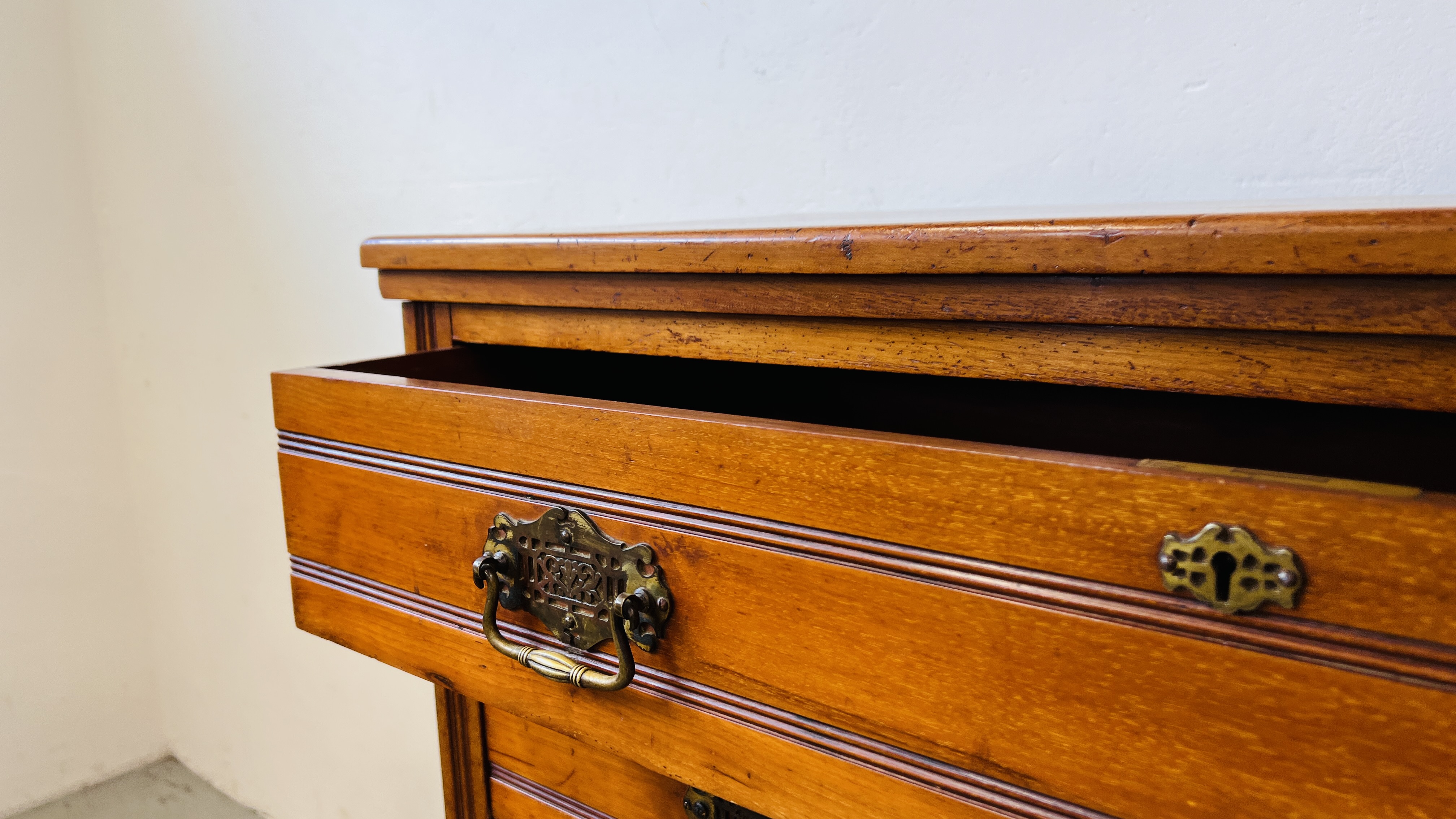 AN EDWARDIAN AMERICAN WALNUT 6 DRAWER CHEST WITH BRASS PLATE HANDLES W 112CM. D 46CM. H 118CM. - Image 11 of 14