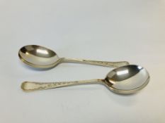 A PAIR OF SILVER BRIGHT CUT FRUIT SPOONS COOPER BROS SHEFFIELD 1912, L 21.5CM.