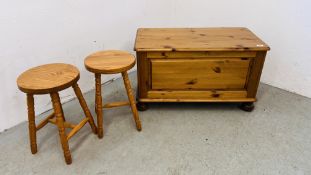 A HONEY PINE BLANKET BOX ALONG WITH TWO HONEY PINE STOOLS.