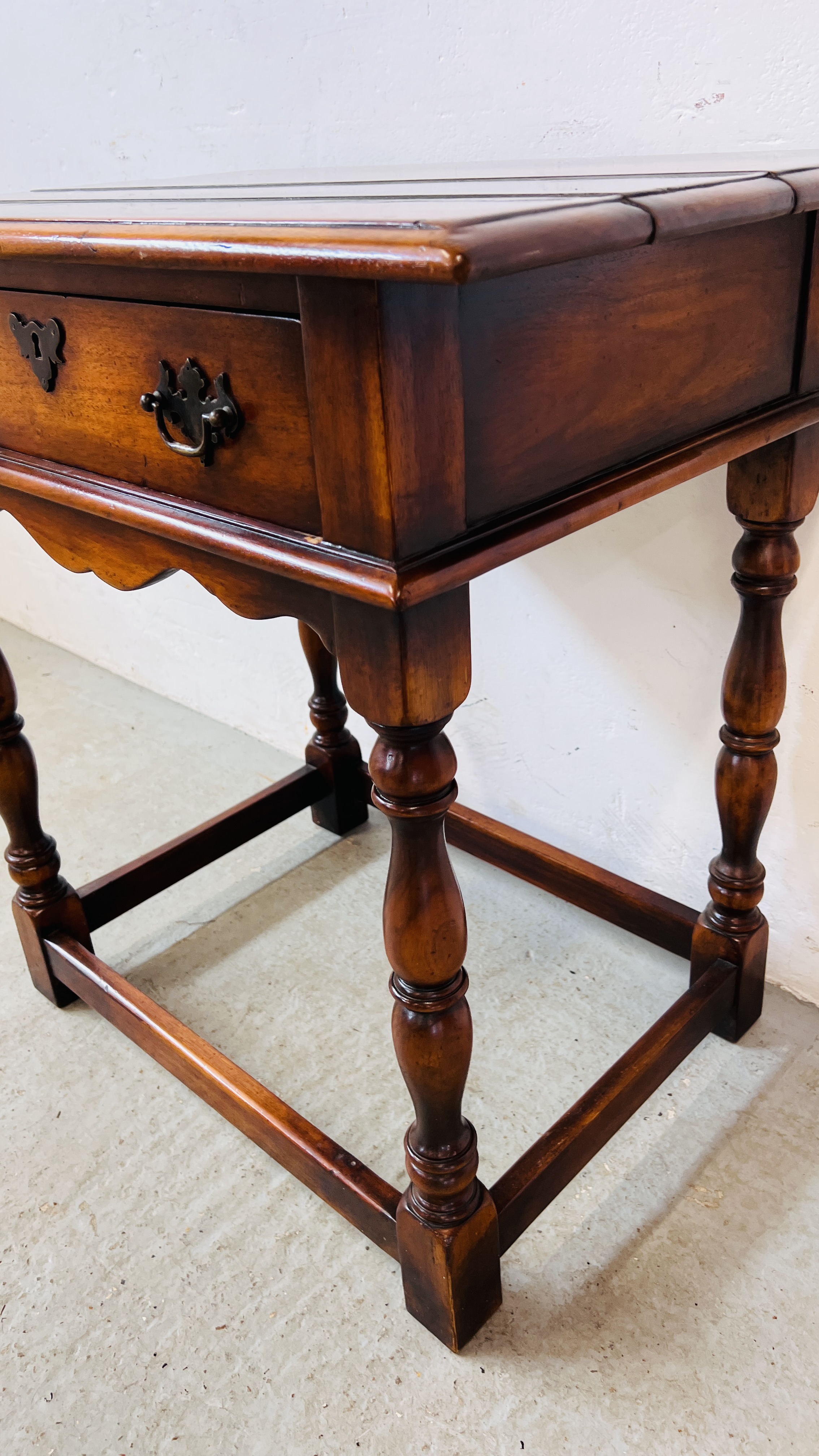 A GOOD QUALITY REPRODUCTION HARDWOOD SINGLE DRAWER SIDE TABLE W 73CM. D 49CM. H 73CM. - Image 5 of 9