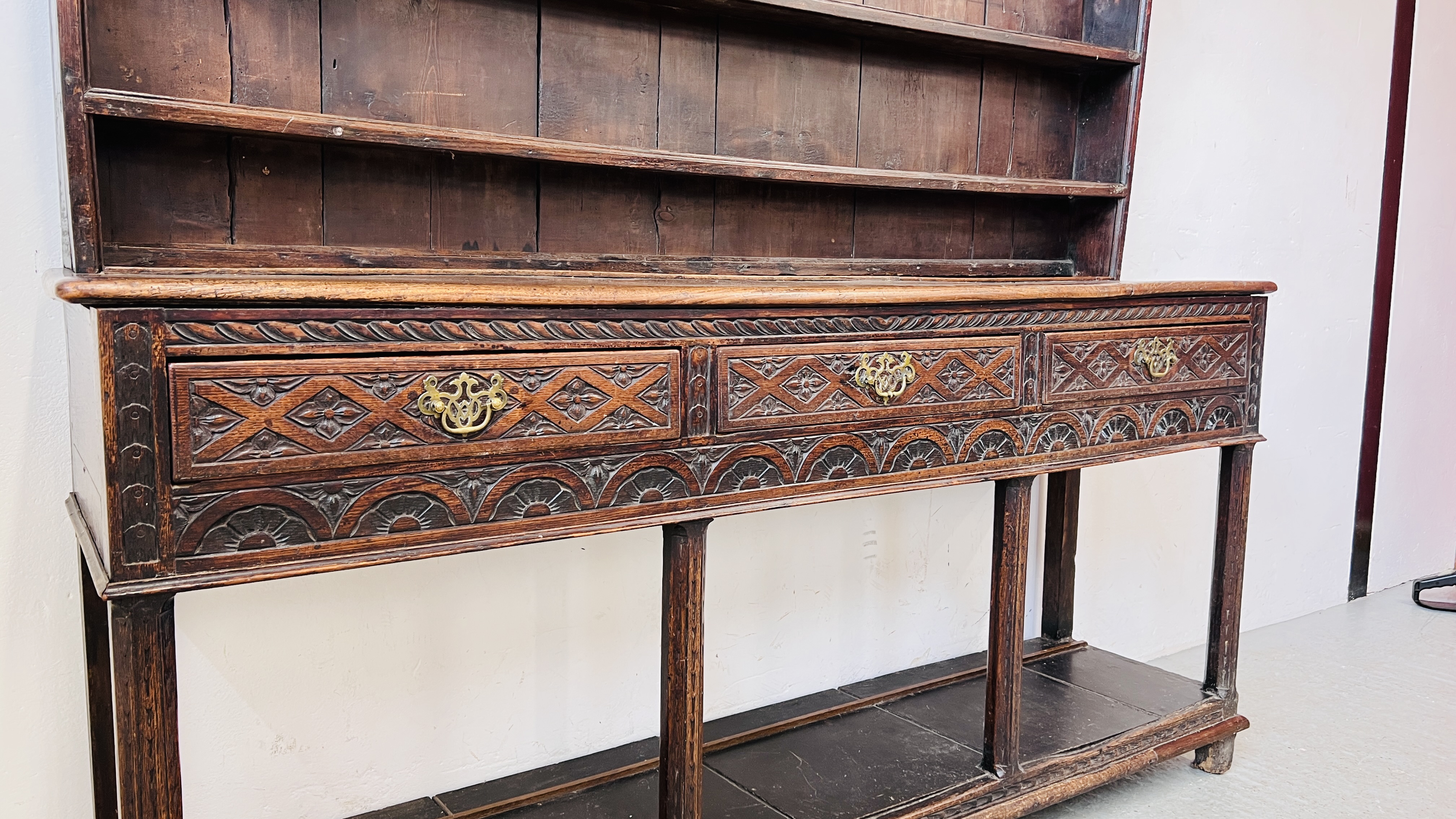 AN EARLY HEAVILY CARVED THREE DRAWER DRESSER BASE WITH ASSOCIATED DRESSER BACK, WIDTH 180CM. - Image 3 of 16