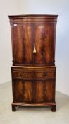 A REPRODUCTION MAHOGANY FINISH DRINKS / COCKTAIL CABINET WITH BRUSHING SLIDE,