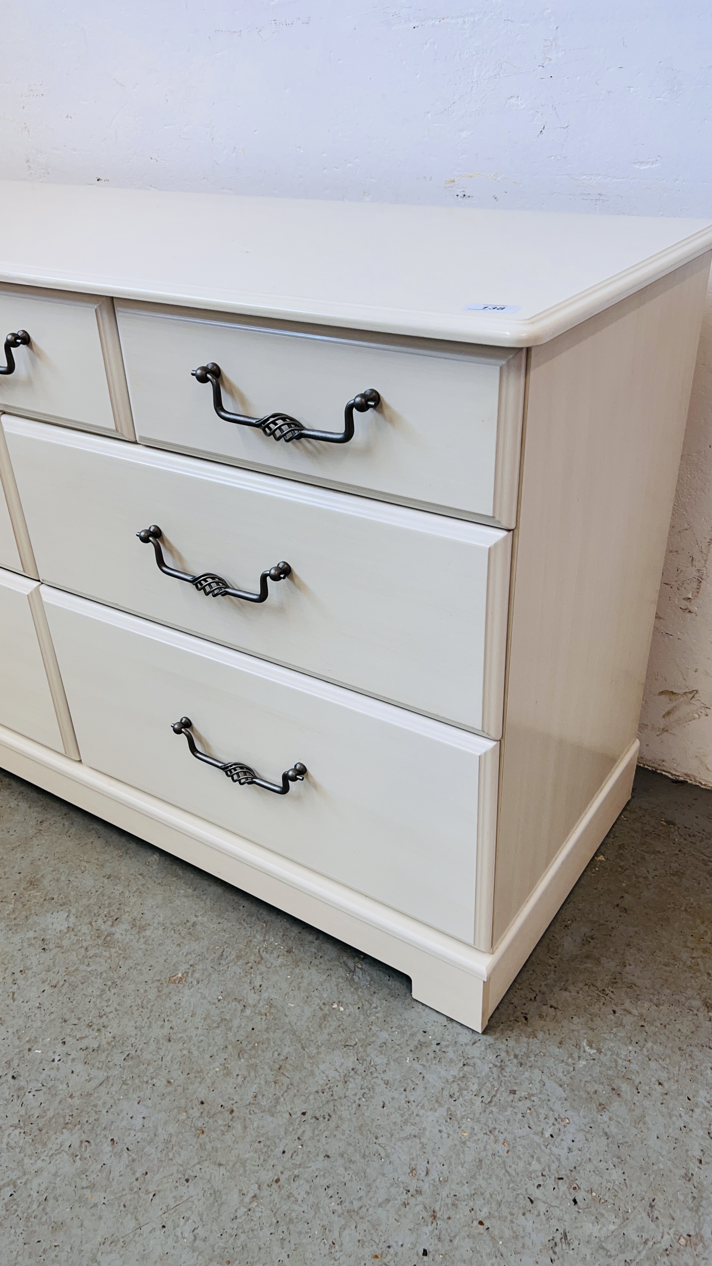 A GOOD QUALITY KINGSTOWN MODERN SEVEN DRAWER CHEST WITH METAL CRAFT HANDLES, - Image 4 of 12