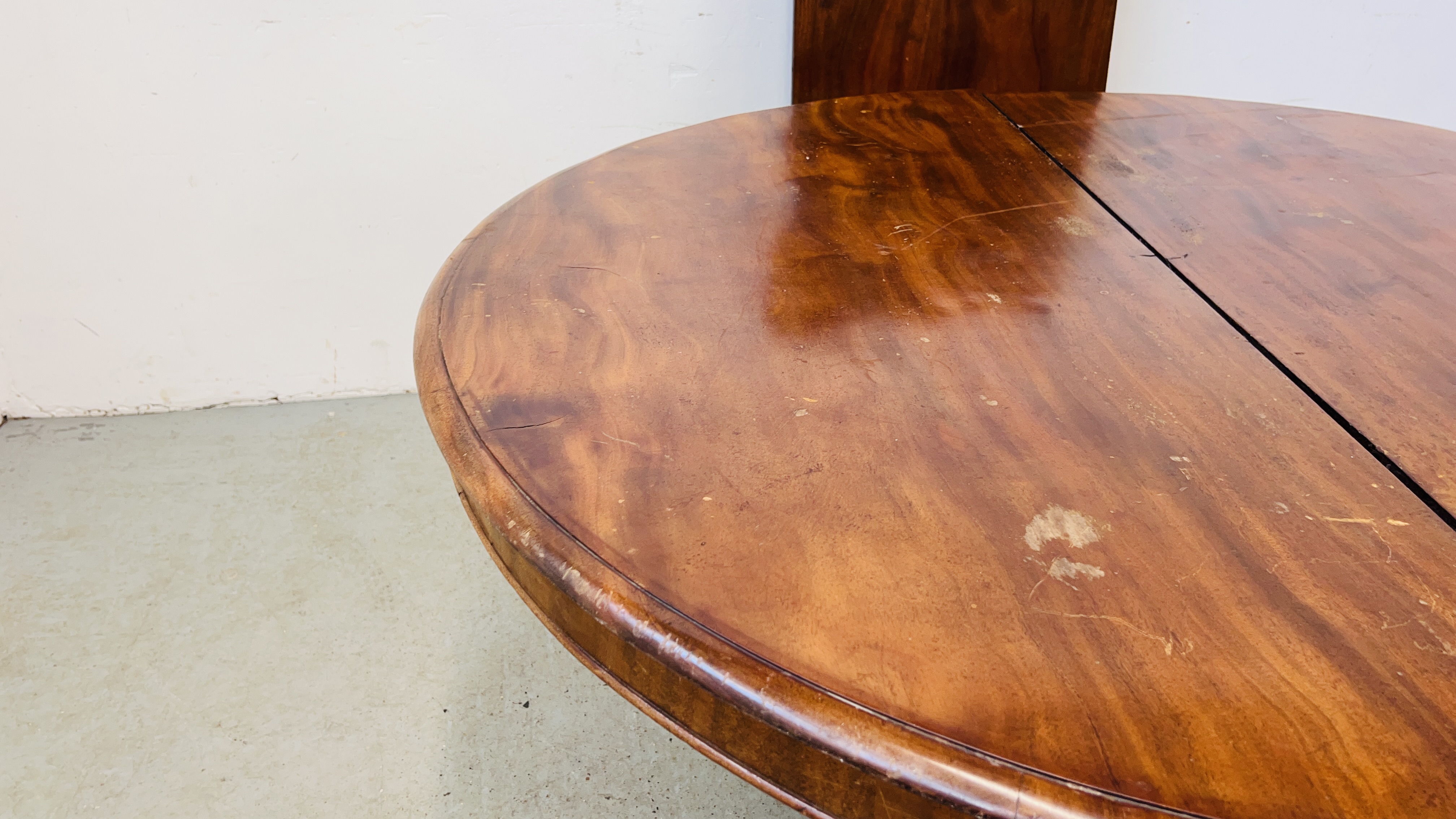 VICTORIAN LOO TABLE WITH CENTRAL EXTENSION LEAF ON IMPRESSIVE PEDESTAL BASE WITH CLAW FEET. - Image 14 of 14