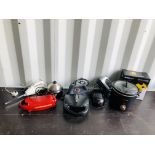 A COLLECTION OF HOME KITCHEN ELECTRICAL APPLIANCES TO INCLUDE SALTER SLOW COOKER,