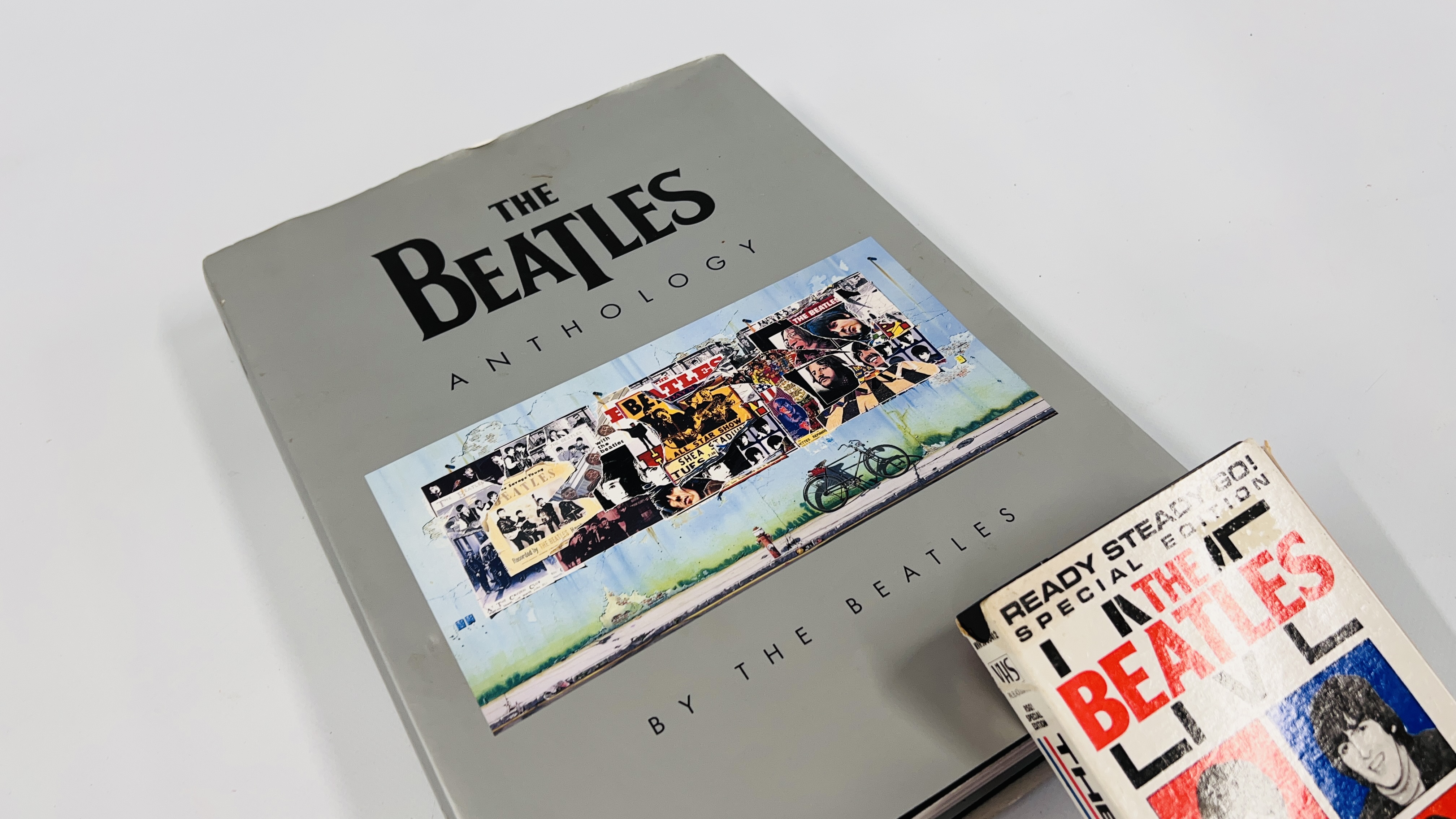 COLLECTION OF BEATLES MEMORABILIA TO INCLUDE THE BEATLES 1962-1966, 1967-1970, - Image 7 of 7