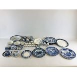 A BOX OF ASSORTED BLUE AND WHITE SUNDRY CHINA TO INCLUDE A WARMING PLATE,