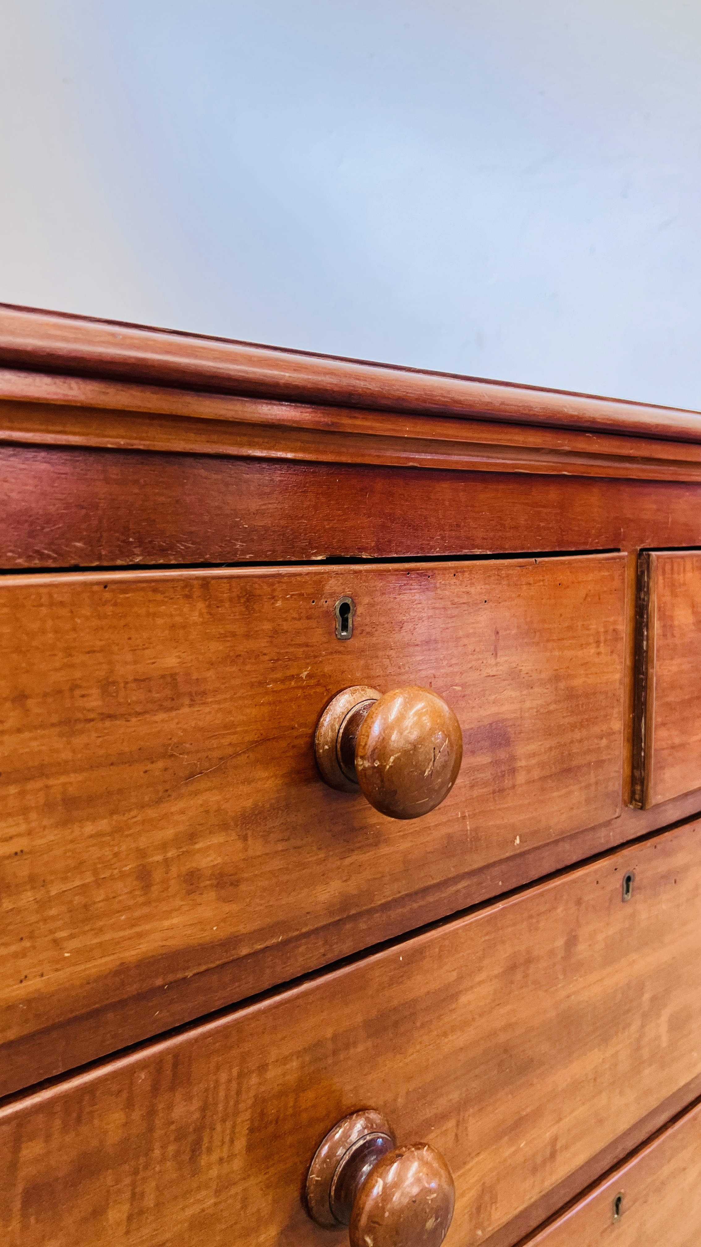 A VICTORIAN MAHOGANY CHEST, TWO SHORT OVER THREE LONG DRAWERS W 104CM. D 48CM. H 106CM. - Image 9 of 11