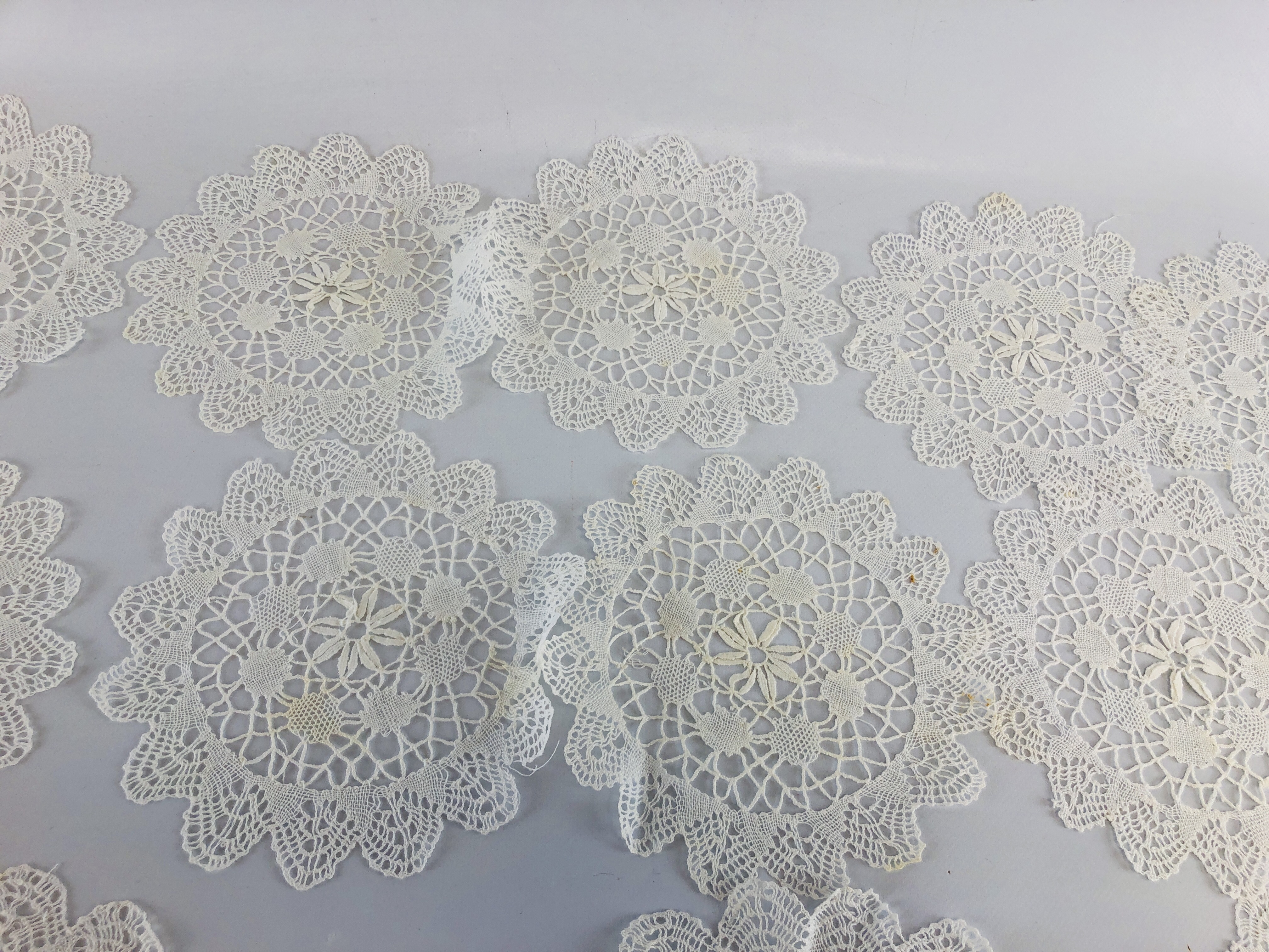 ANTIQUE NOTTINGHAM CLUNY LACE TABLE MATS (2 X 9.5inch, 12 X 7.5inch, 12 X 5.5inch). - Image 5 of 7