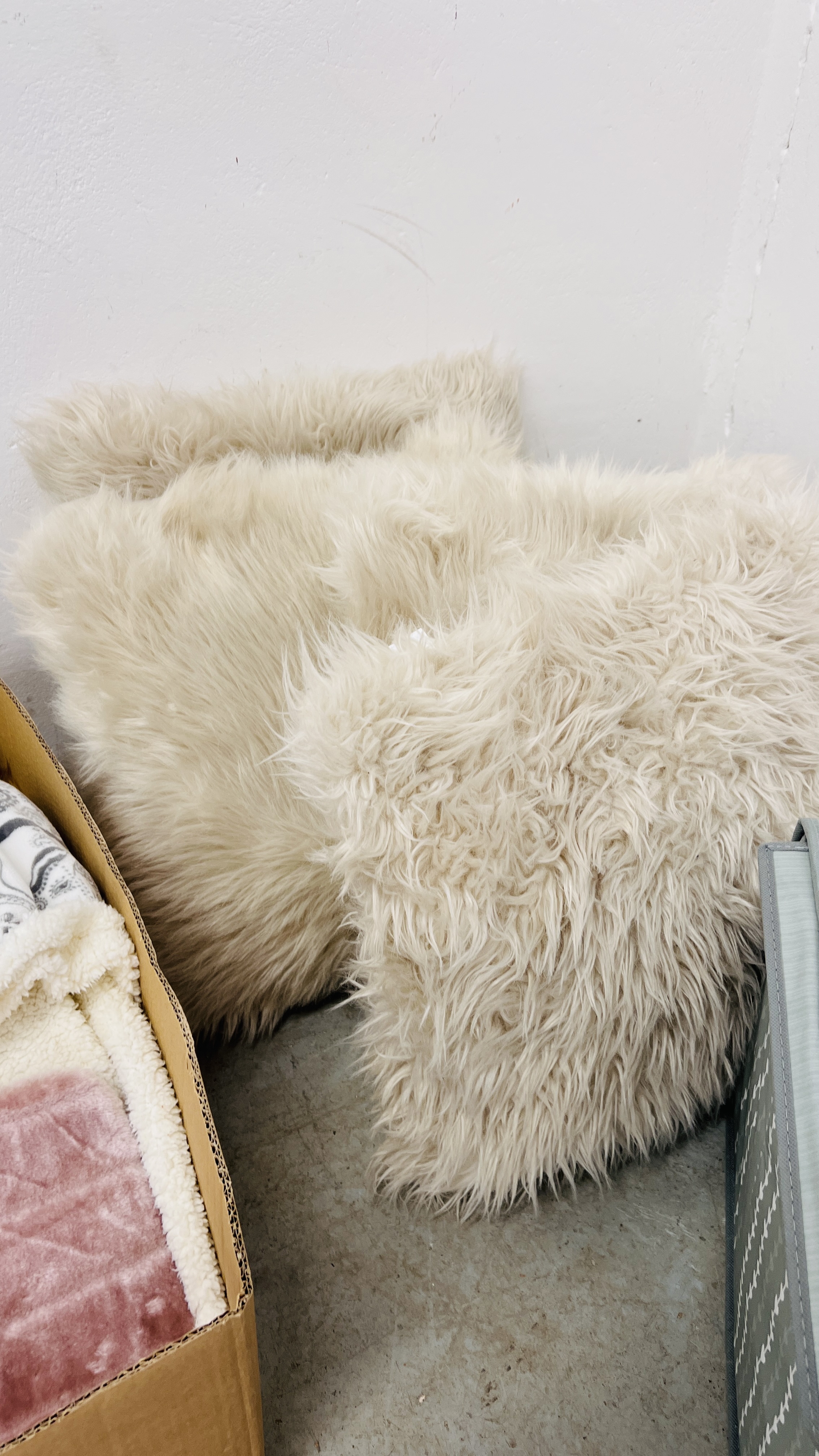 A MODERN FAUX VELVET POUFFE, 4 "TJC" FAUX FUR CUSHIONS, NEAT & TIDY FOLDABLE STORAGE BOX, - Bild 3 aus 5