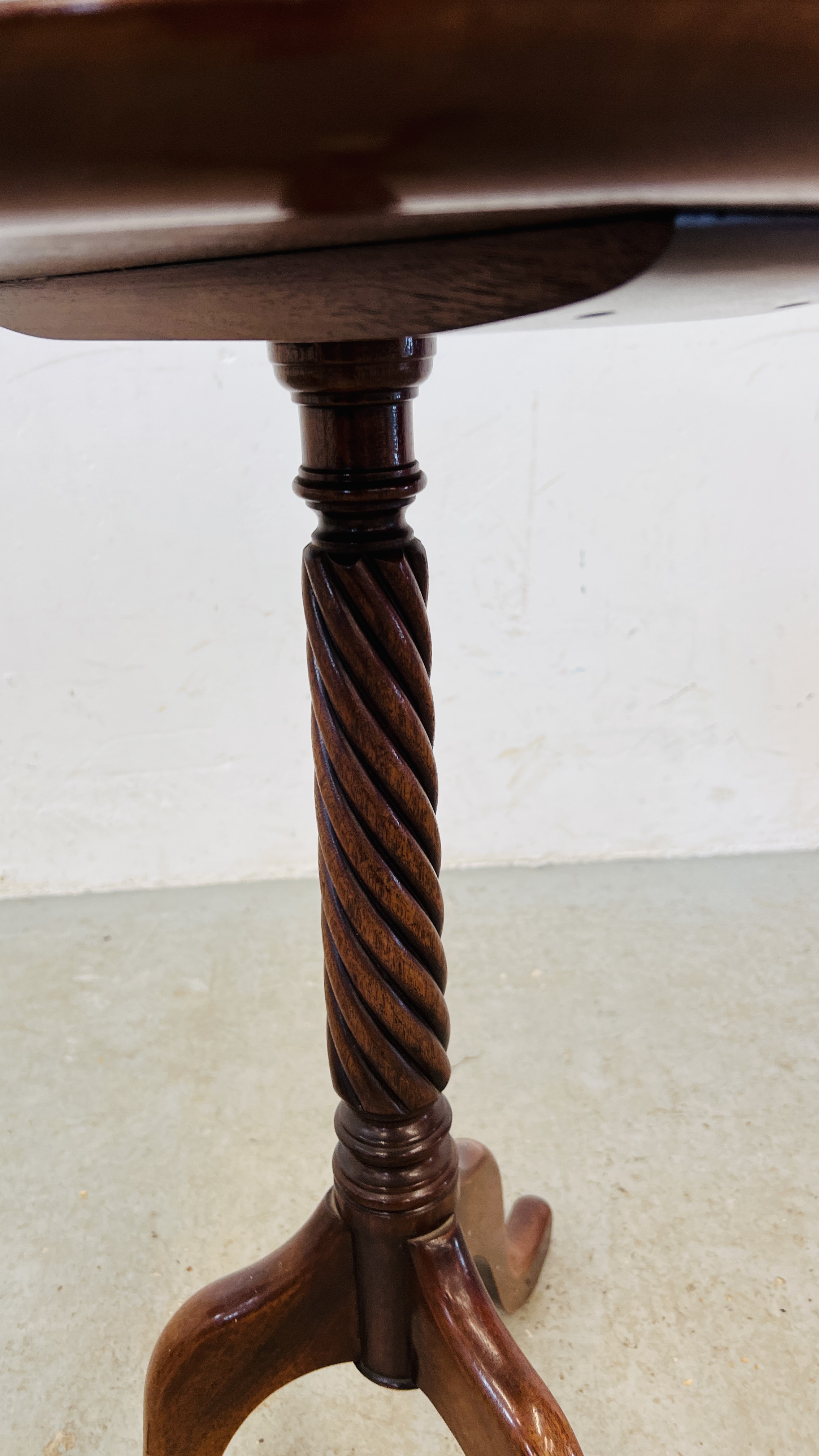 TWO GOOD QUALITY REPRODUCTION MAHOGANY PEDESTAL WINE TABLES, ONE WITH RIVEN COLUMN DETAIL. - Image 8 of 8