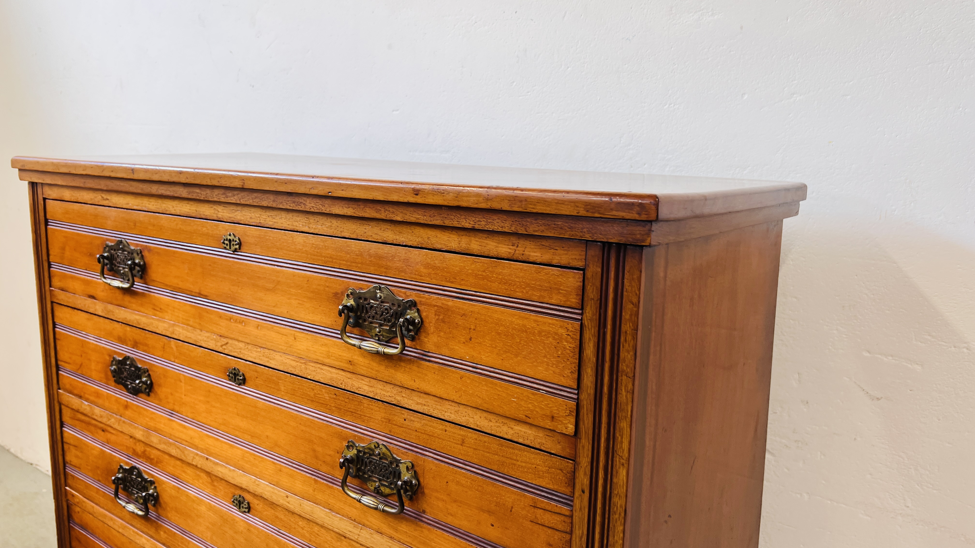 AN EDWARDIAN AMERICAN WALNUT 6 DRAWER CHEST WITH BRASS PLATE HANDLES W 112CM. D 46CM. H 118CM. - Image 6 of 14