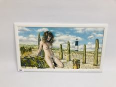 A FRAMED AND MOUNTED OIL ON BOARD UNTITLED BEACH SCENE BEARING SIGNATURE KRYS LEACH 53CM X 27.5CM.