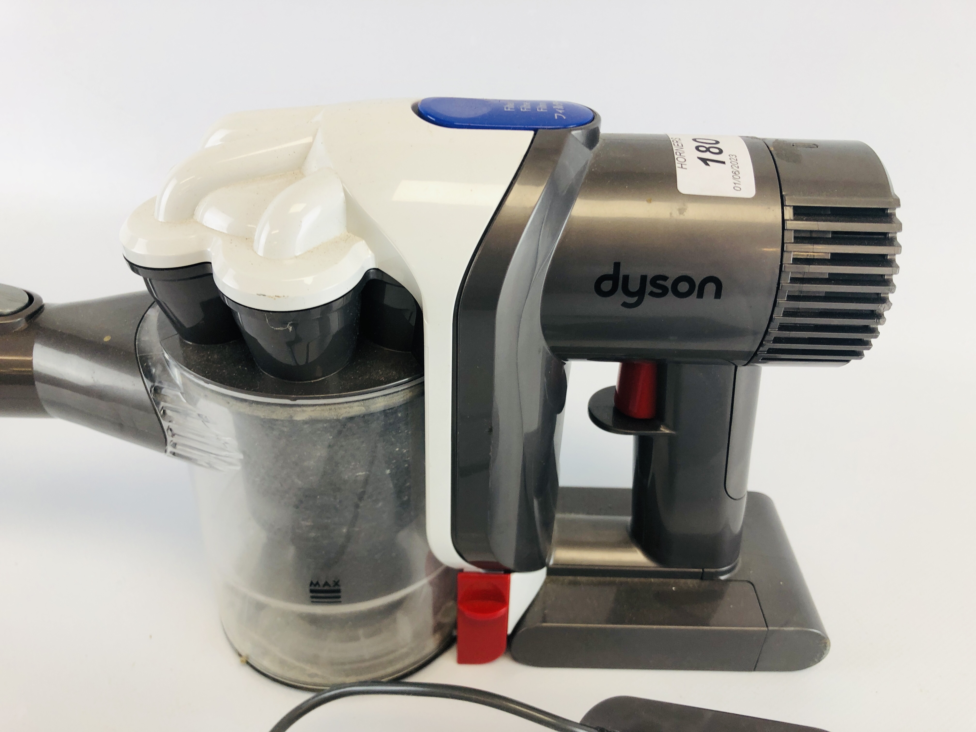 A CORDLESS DYSON DC30 HAND HELD VACUUM CLEANER COMPLETE WITH CHARGER - SOLD AS SEEN. - Image 2 of 3