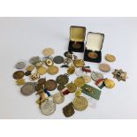AN EXTENSIVE COLLECTION OF ASSORTED VINTAGE MEDALS,