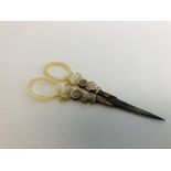 A PAIR OF EARLY C19TH MOTHER OF PEARL GILT METAL AND STEEL SCISSORS,