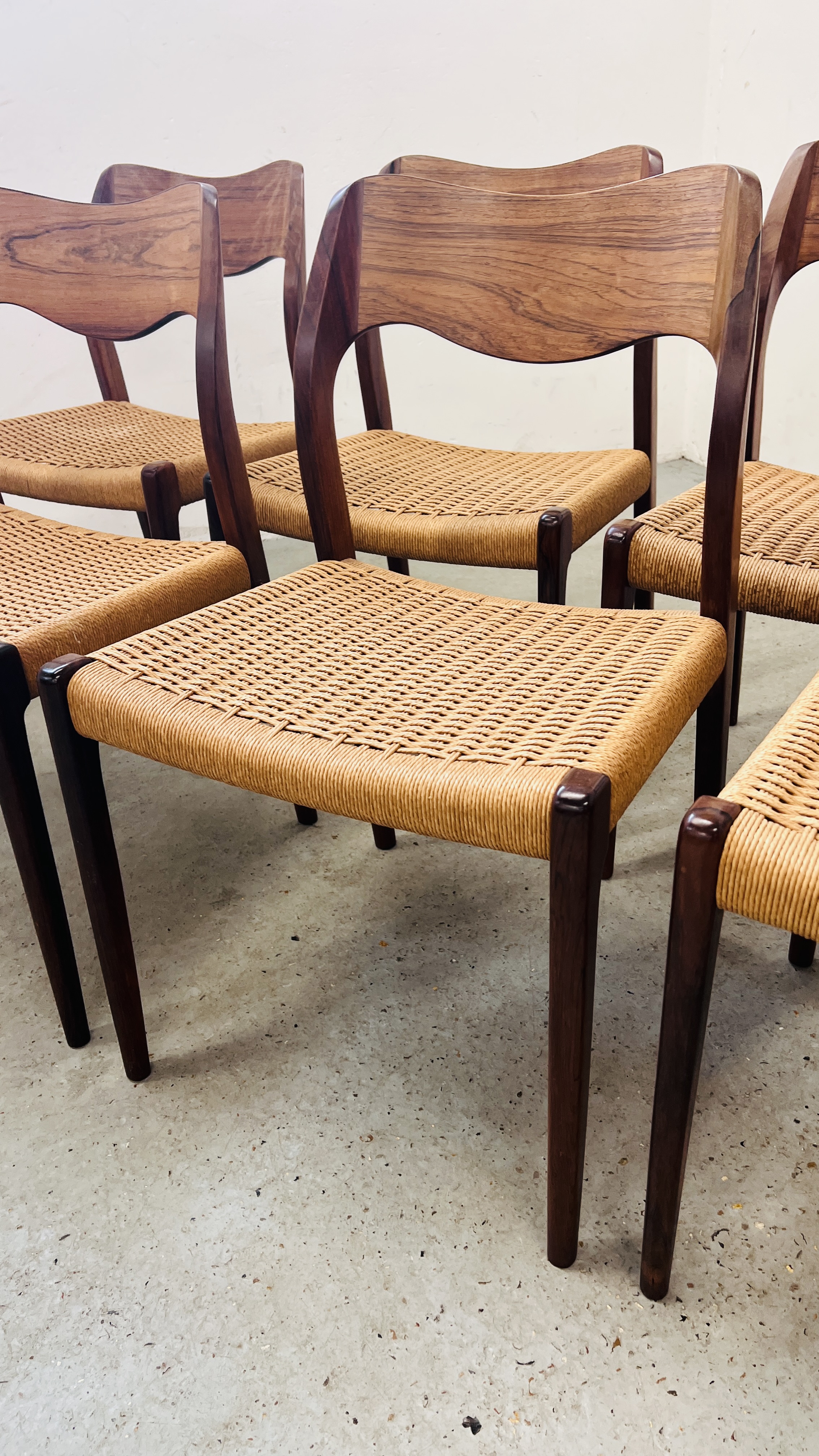 A SET OF TEN VINTAGE MID CENTURY NIELS MOLLER BY J L MOLLER MODEL 71 ROSEWOOD DINING CHAIRS WITH - Image 11 of 48