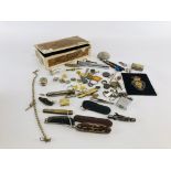 A BOX OF ASSORTED COLLECTIBLES TO INCLUDE VINTAGE POCKET KNIVES, BADGES, LIGHTER, MATCH STRIKER,