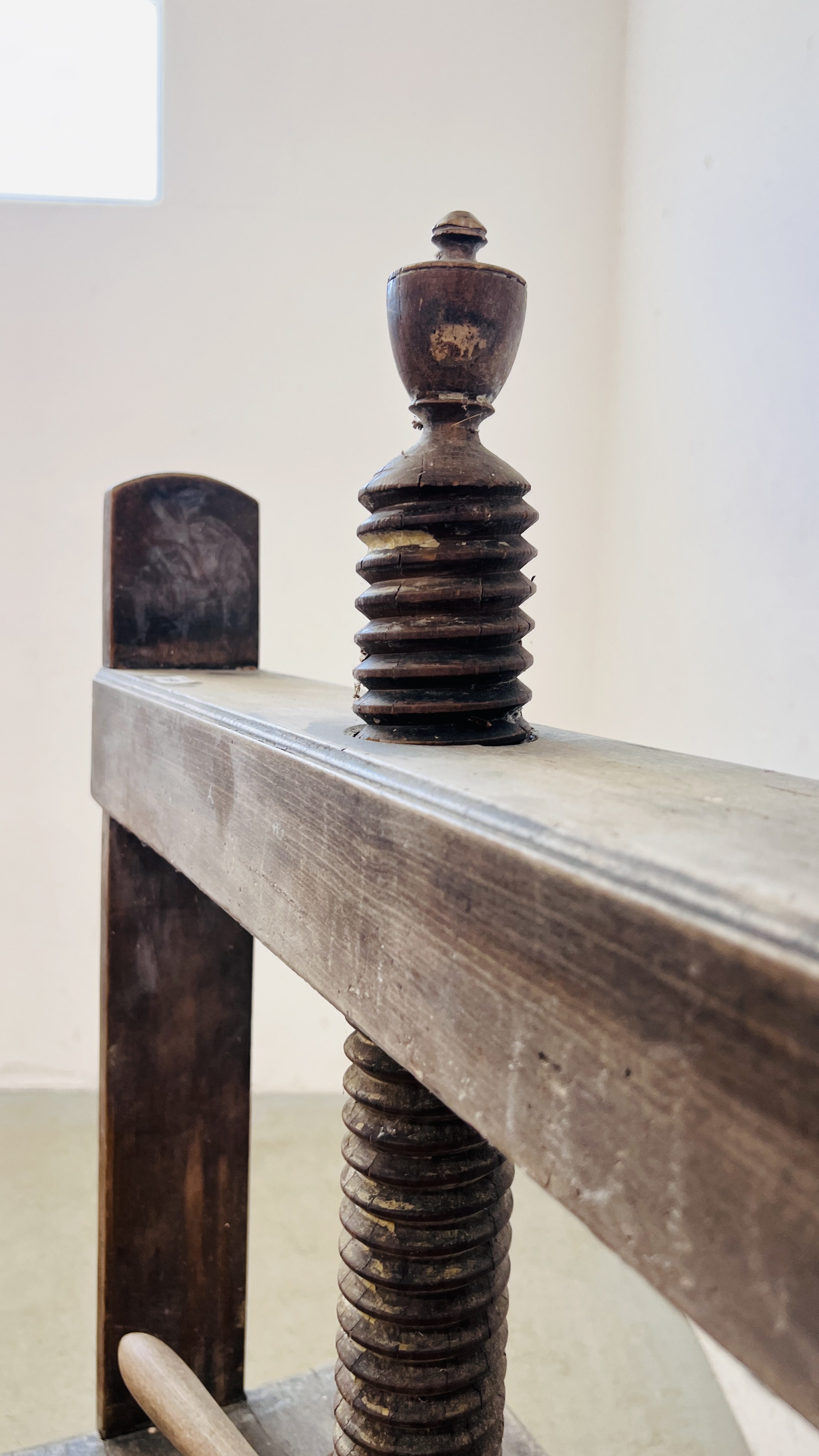 AN ANTIQUE OAK PRESS WITH SINGLE DRAWER. - Image 5 of 8