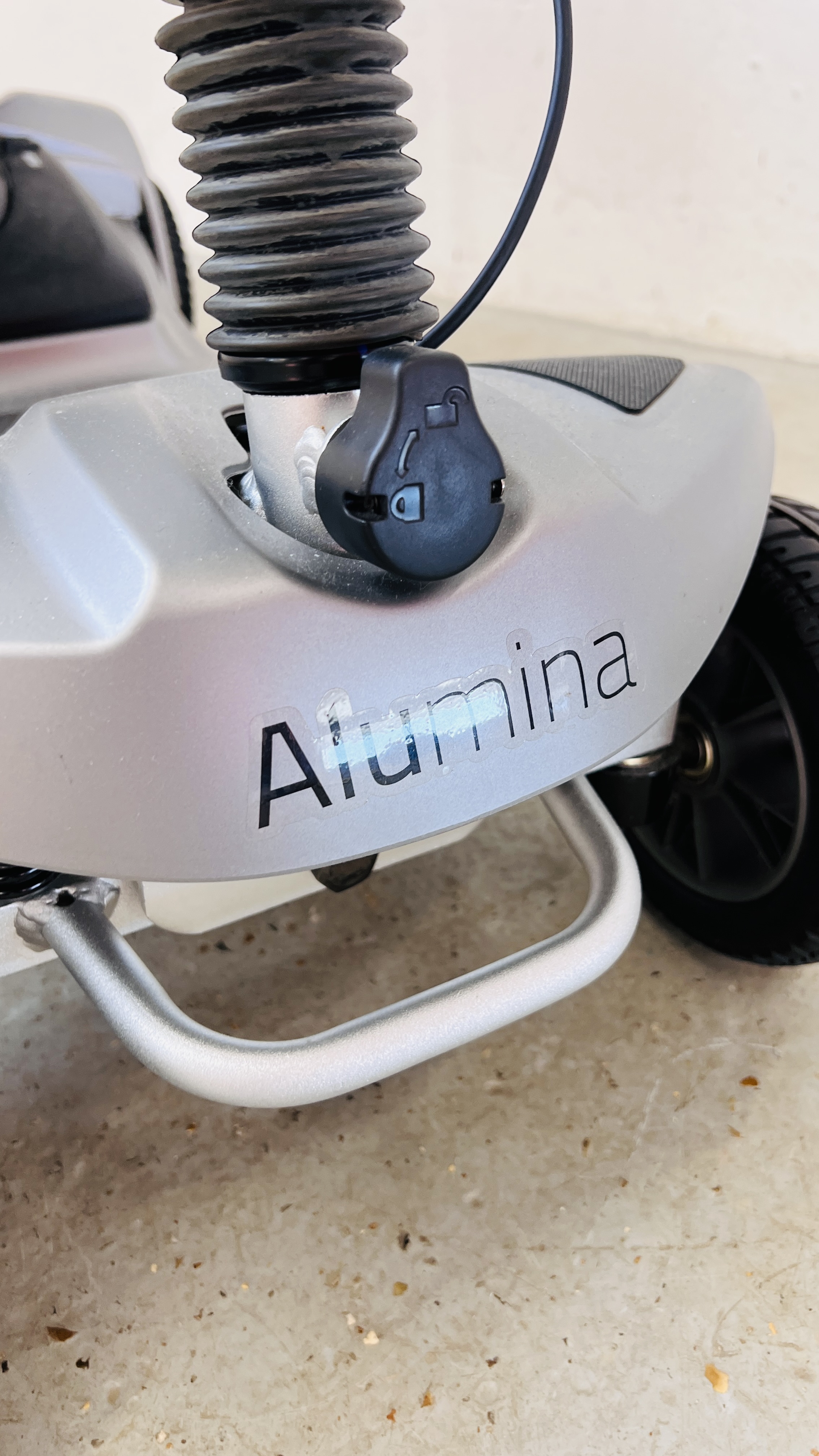 A MOTION ALUMINA COMPACT FOLDING MOBILITY SCOOTER, BACK CARRIER CHARGER, - Image 6 of 22