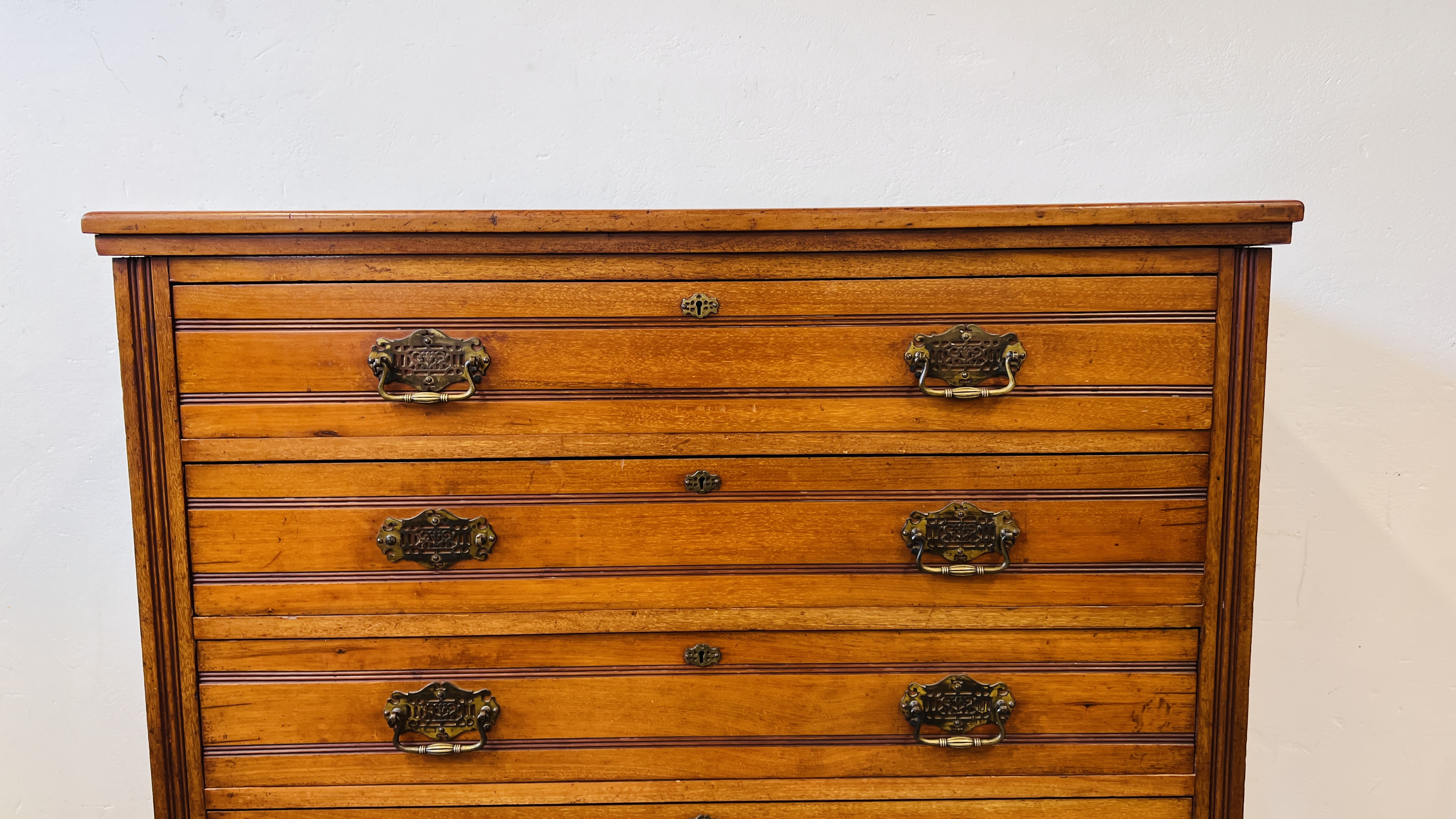 AN EDWARDIAN AMERICAN WALNUT 6 DRAWER CHEST WITH BRASS PLATE HANDLES W 112CM. D 46CM. H 118CM. - Image 4 of 14