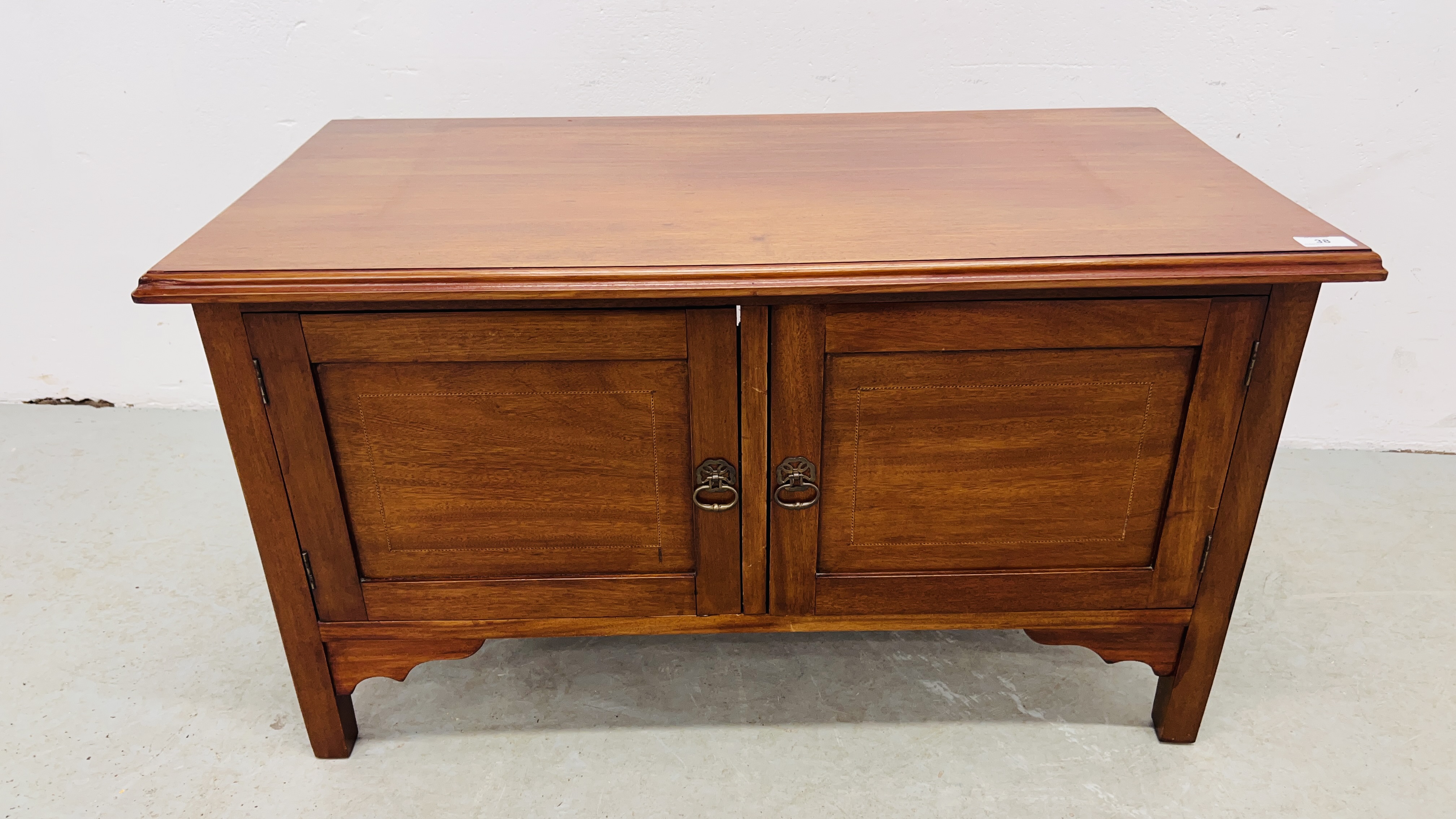 A MAHOGANY TWO DOOR CABINET WITH STRINGING INLAY, W 91CM, D 45CM, - Image 2 of 16