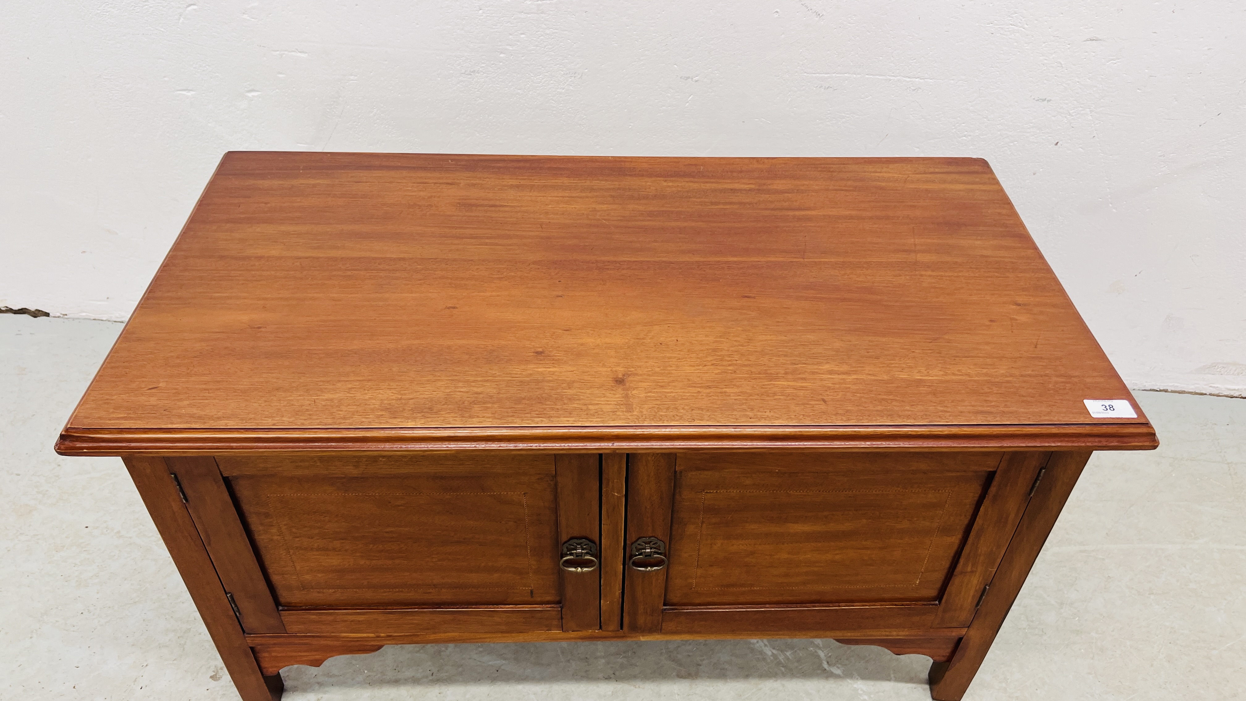 A MAHOGANY TWO DOOR CABINET WITH STRINGING INLAY, W 91CM, D 45CM, - Image 3 of 16