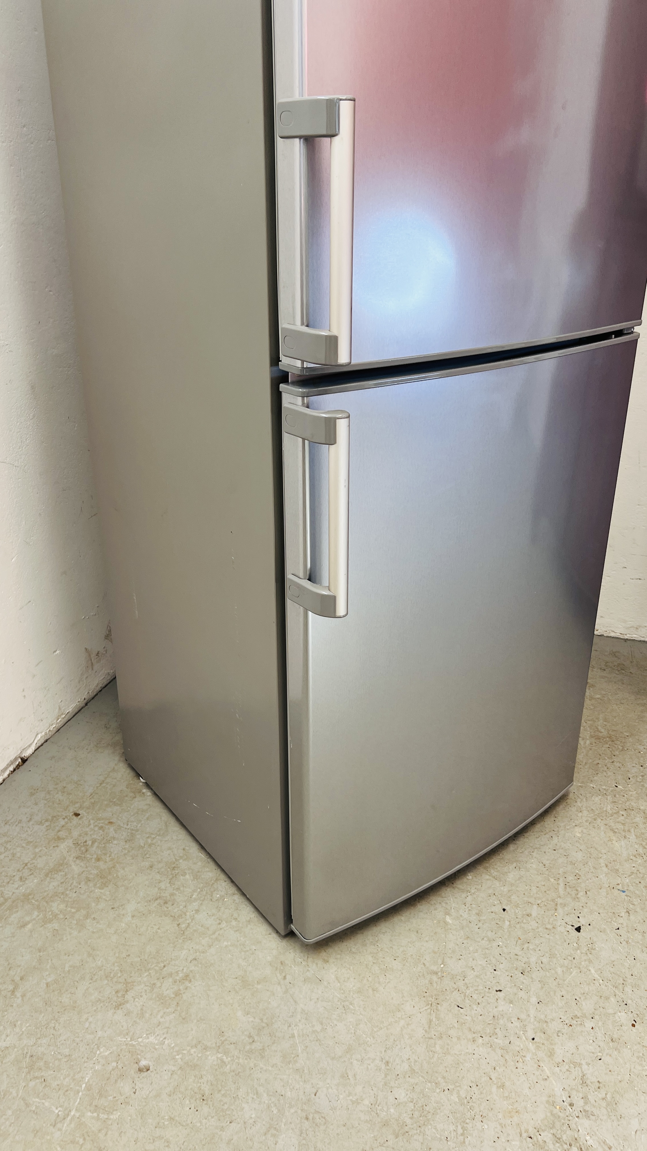 WHIRLPOOL SILVER FINISH A+++ CLASS NO FROST FRIDGE FREEZER WITH 6TH SENSE FRESH CONTROL - SOLD AS - Image 6 of 13