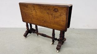 AN ANTIQUE MAHOGANY DROP FLAP TABLE WITH CARVED TWISTED SUPPORTS ON CASTERS.
